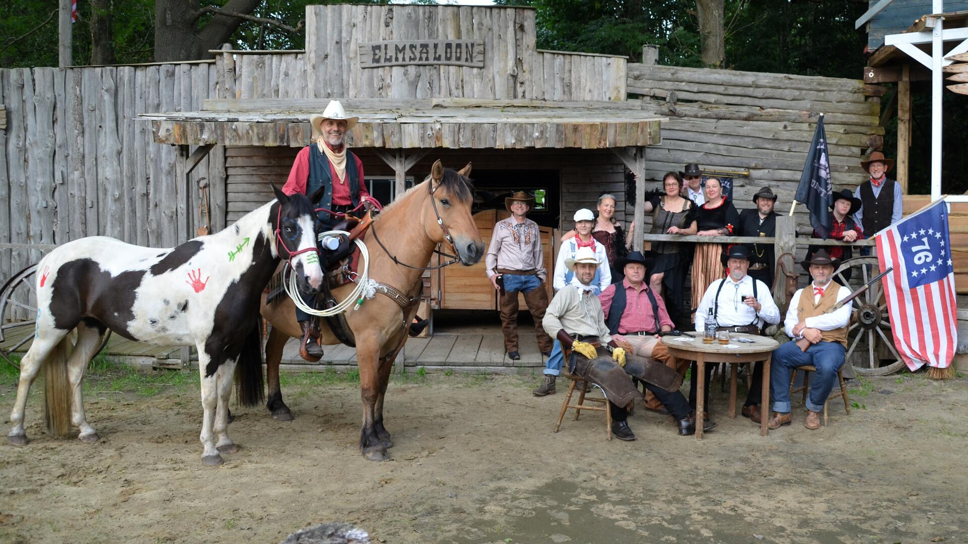 Zwei Pferde und Menschen im Western-Look