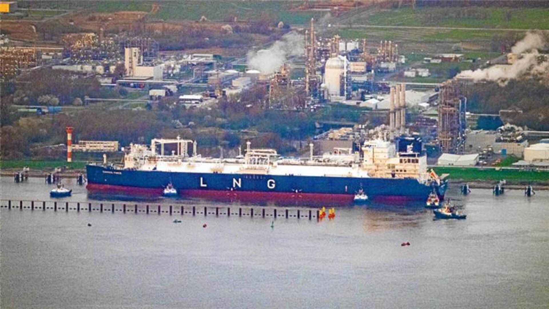 Die Energos Force, das schwimmende LNG-Terminal, im Industriehafen Bützfleth.
