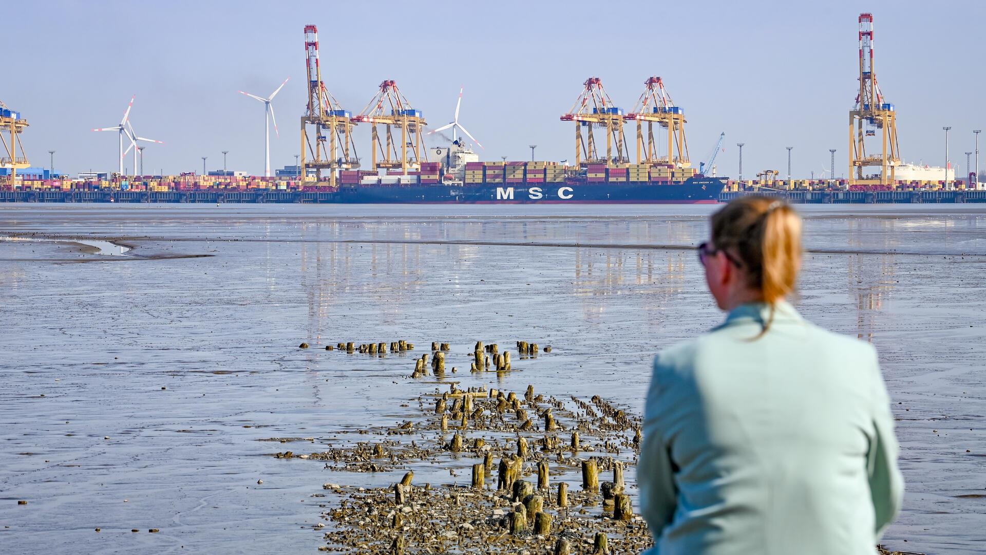 Sonja Riegert sitzt im Vordergrund des Bildes und blickt von Langlütjen I auf den Bremerhavener Hafen. Die Erlebnis Bremerhaven hat jetzt auf dem Fort Langlütjen 1 eine Webcam installiert. 