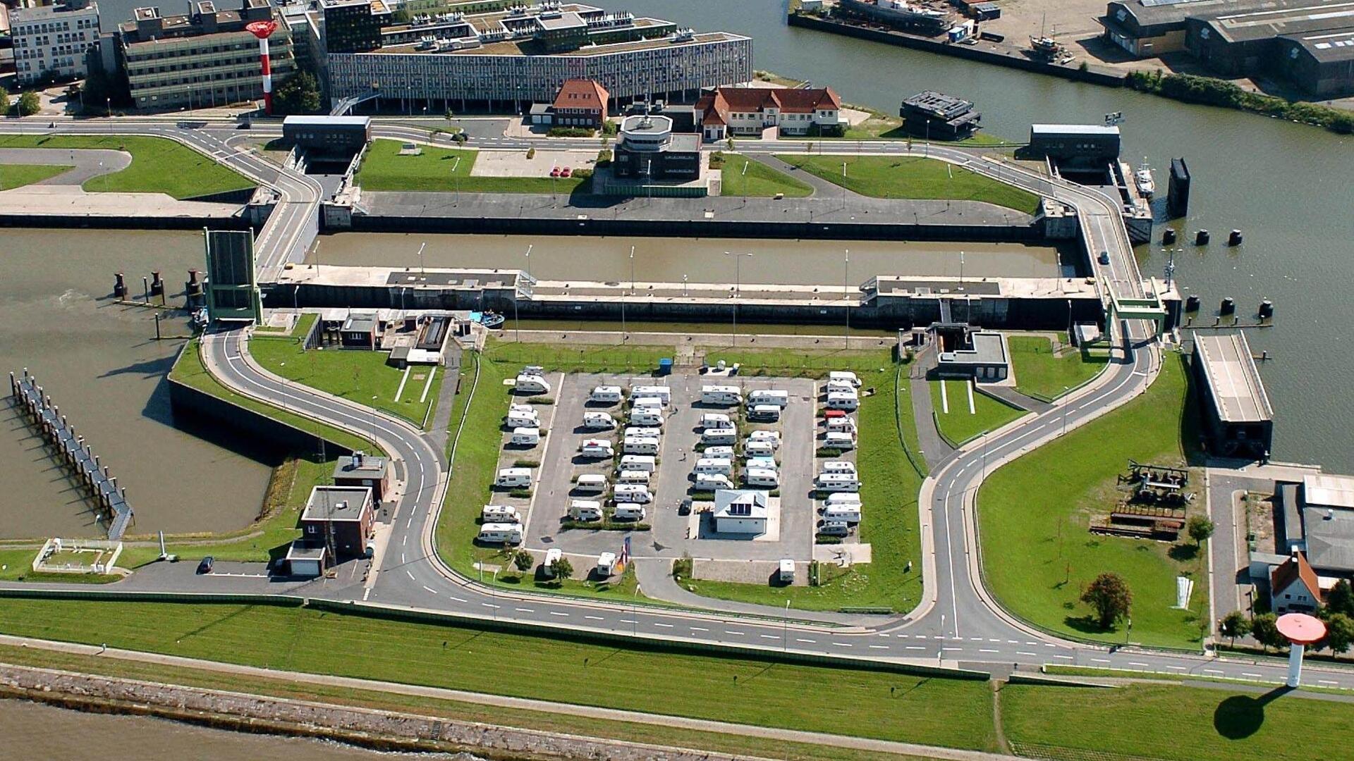Der Wohnmobilplatz vor der Fischereihafen Doppelschleuse aus der Luft.