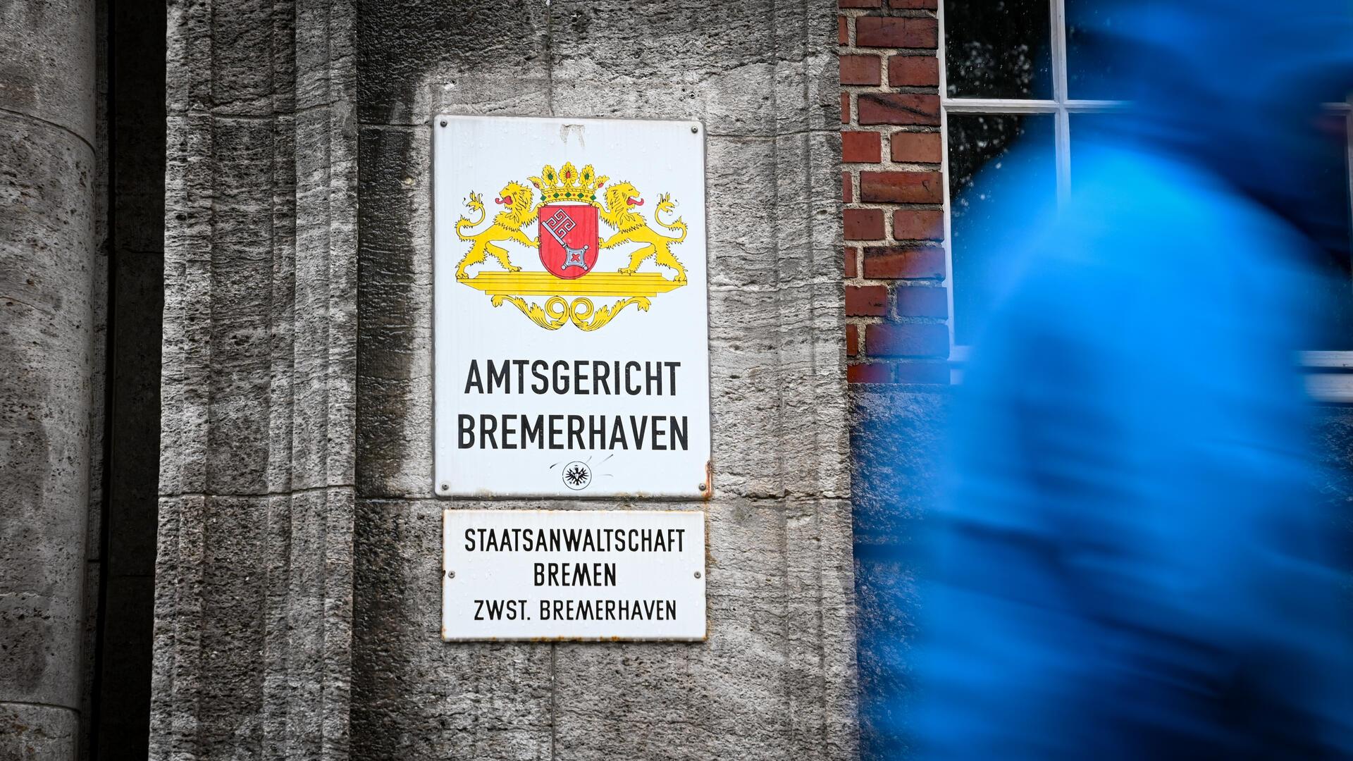 Ein Schild mit der Aufschrift Amtsgericht Bremerhaven. Und unten: Staatsanwaltschaft Bremen Zweigstelle Bremerhaven.