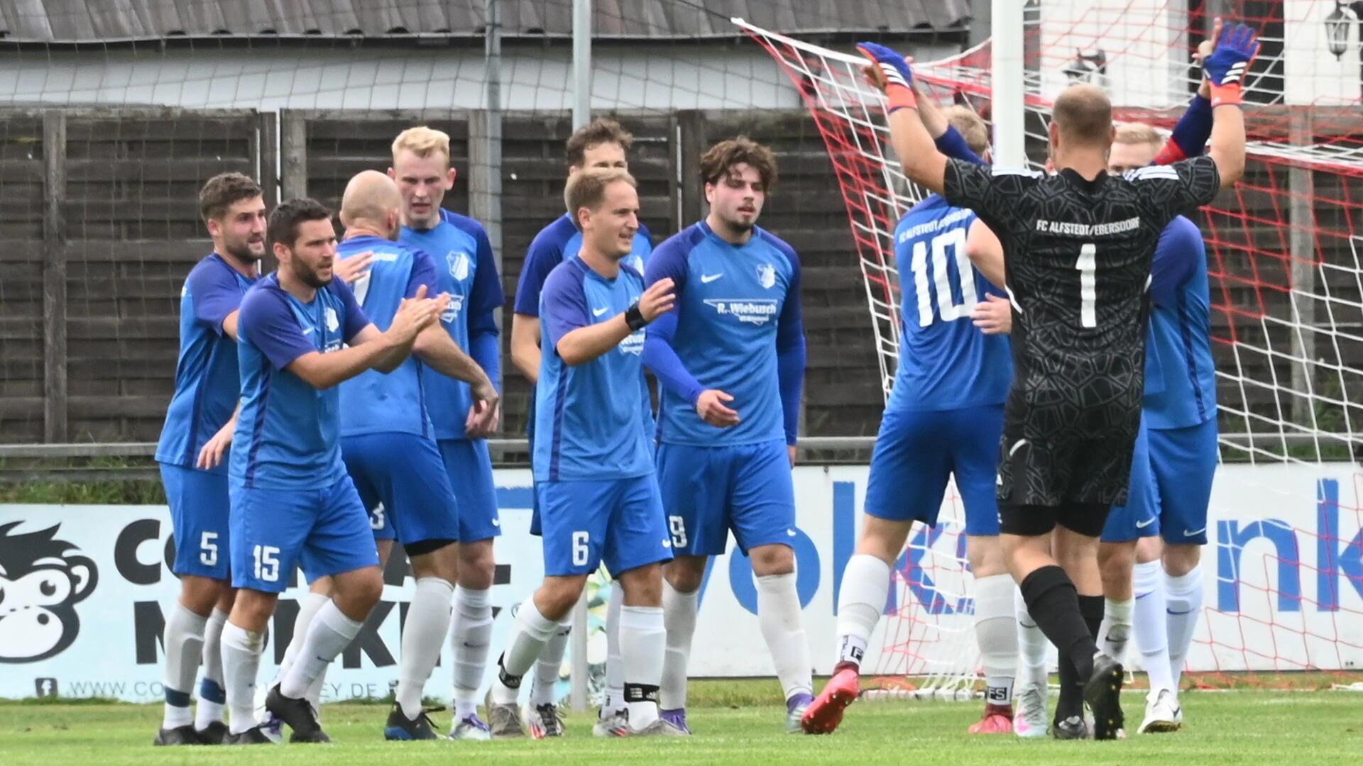 Die FC-Kicker feiern das Tor des Tages, das Lars Rademacher (Nummer 15) in der 16. Minute auf Zuspiel von Thore Mangels (Nummer 10) erzielte.