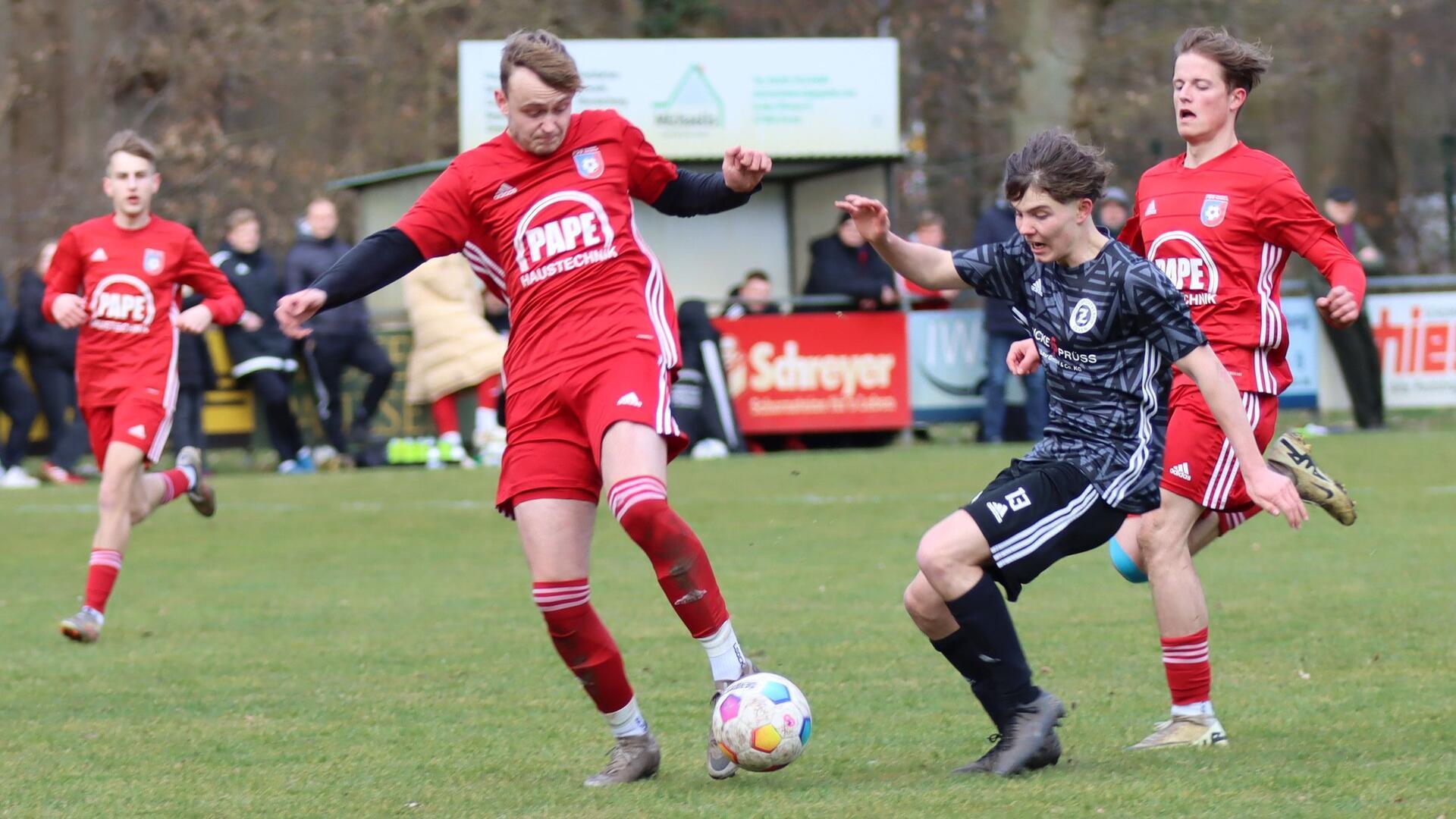 Die FSV Hesedorf/Nartum mit Lukas Krägel (links) will beim FC Walsede drei Punkte mitnehmen. Flemming Schulze (rechts) und der TuS Zeven peilen einen Heimsieg gegen den FC Nordheide an.