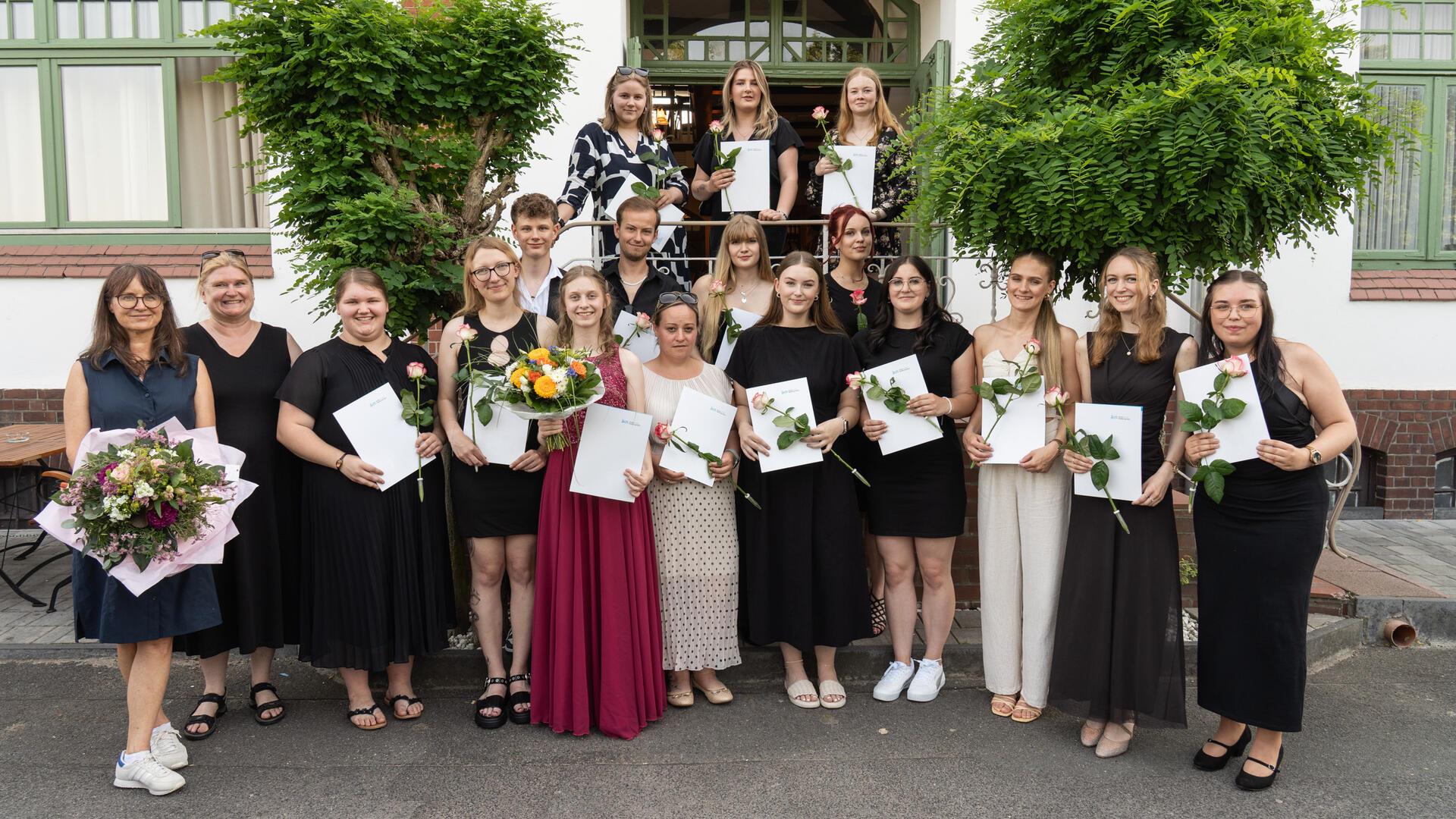 Die Fachklasse Zeven mit Denise Röhrs (im roten Kleid mit Blumenstrauß), Ausbildende der Praxis Dr. med. Isabel Lewandowsky-Krüger, Sottrum.