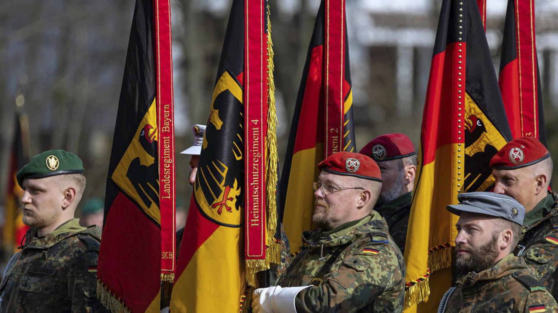 Die Fahne der Bundesrepublik steht für Werte, die die Bundeswehr im Einsatz verteidigt. Das nehmen die Soldaten sehr ernst, so Militärseelsorger Thomas Nuxoll.