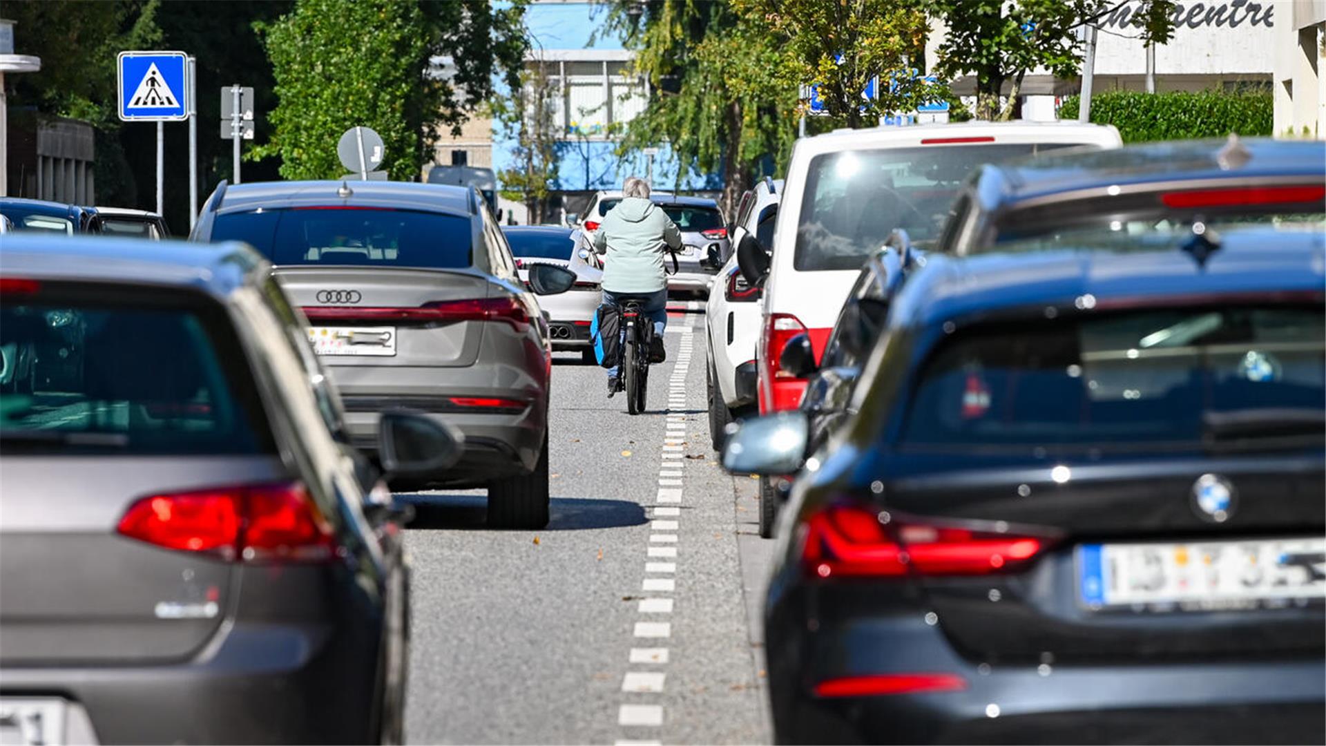 Die Fahrradstraße in der Innenstadt: Die Autos sind auch nach zwei Jahren der Nutzung in der Mehrzahl. 