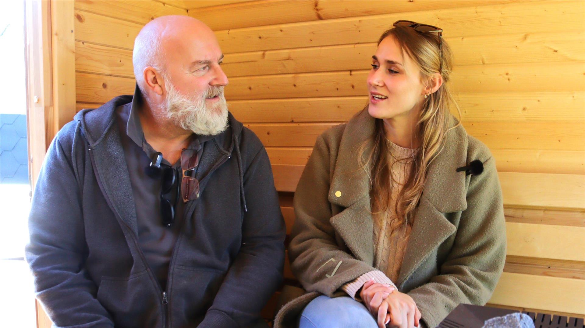 Mann mit Bart und Frau mit langen Haaren in Sauna