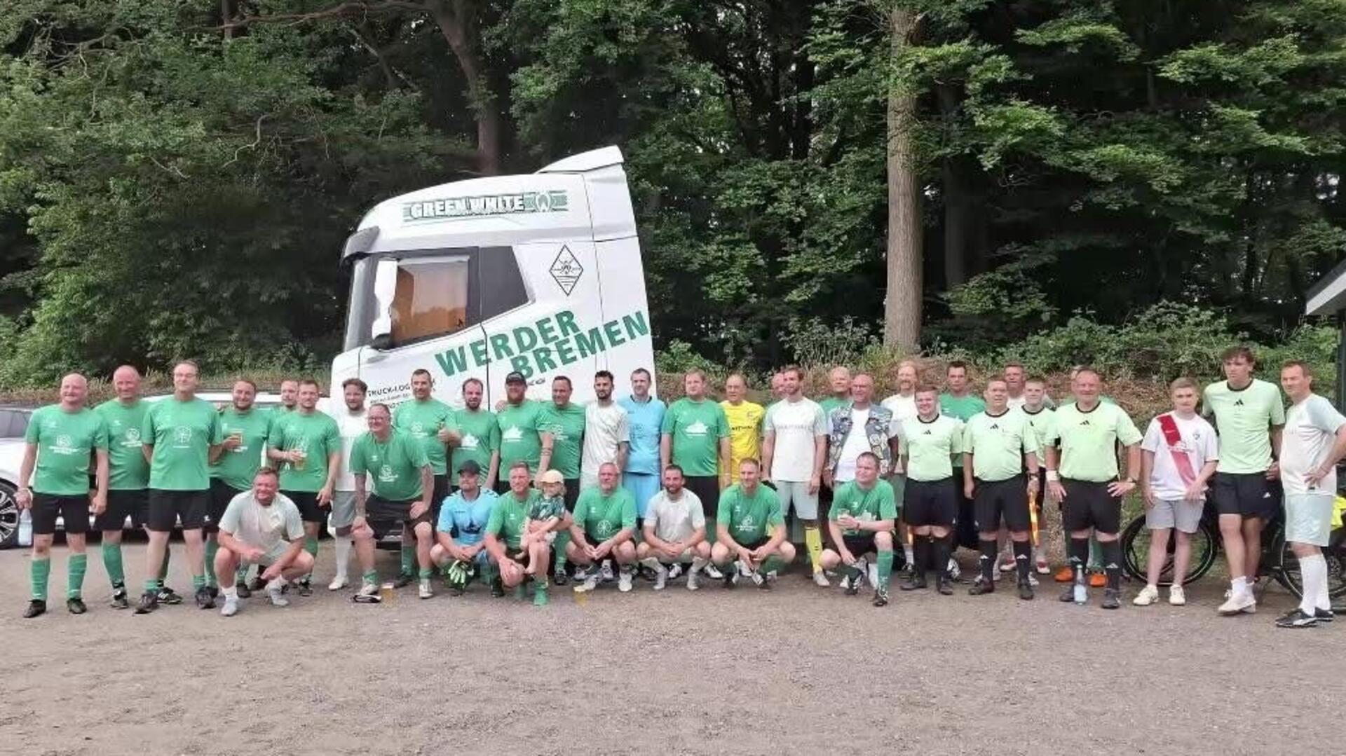 Die Fanclub-Auswahl (Foto) erzielte am Sonntag zwei Tore gegen die ehemaligen Werder-Profis.