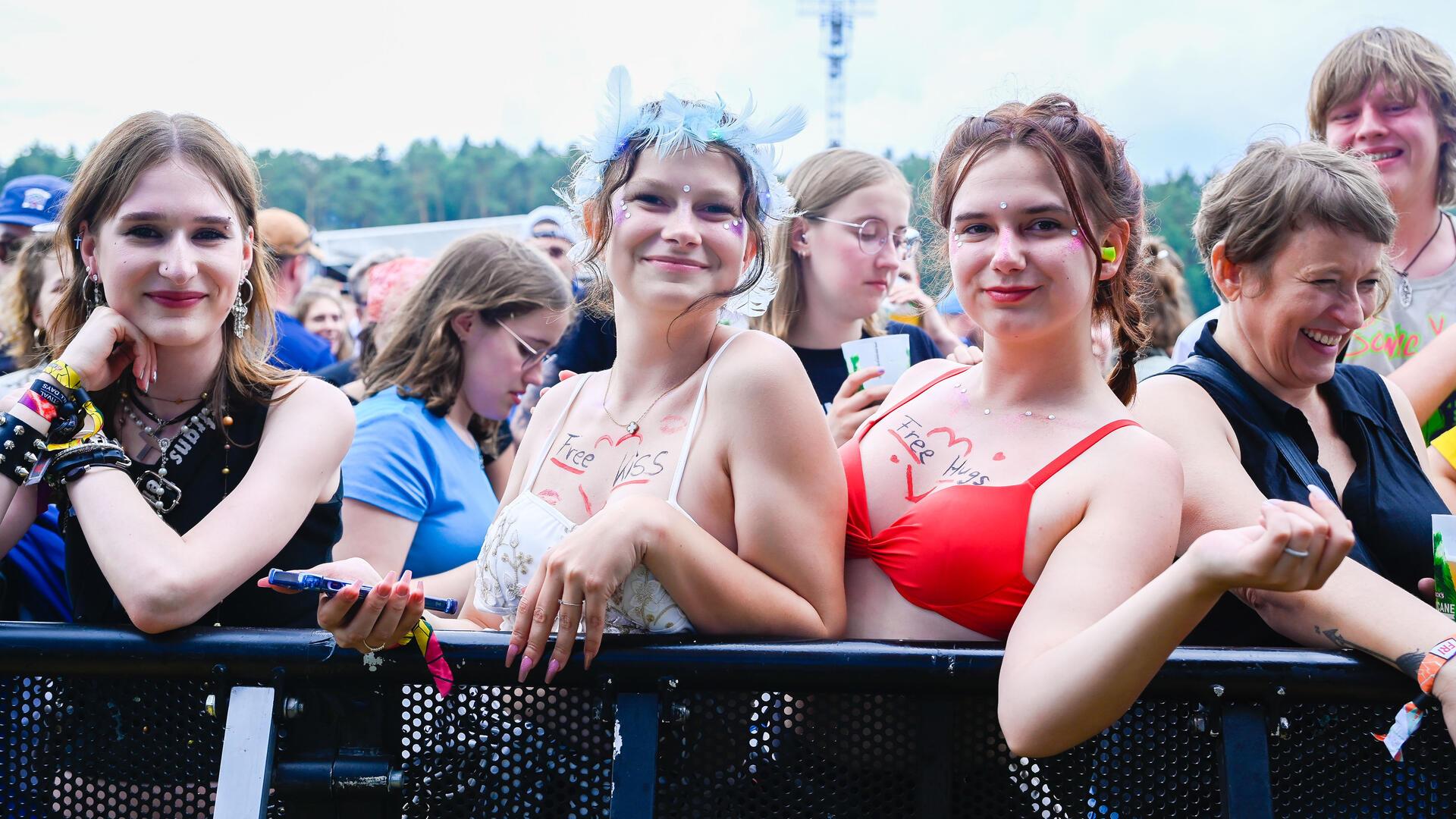 Erst Sonne, dann plötzlich Starkregen und Matsch: Der Hurricane-Freitag in Bildern Die Fans feierten ordentlich beim Auftritt von Gaslight Anthem.