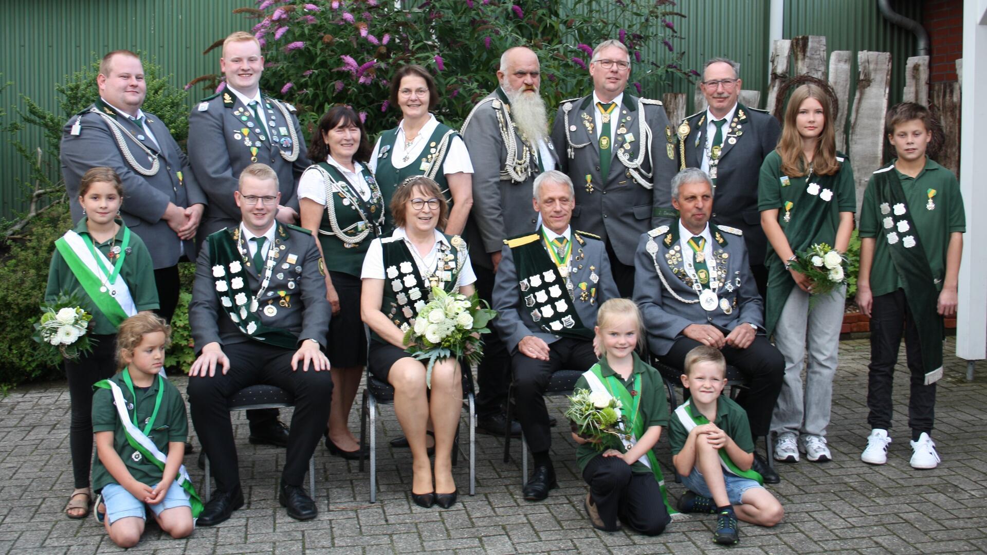 Die Farvener Schützinnen und Schützen freuen sich über ein komplettes Königshaus. 