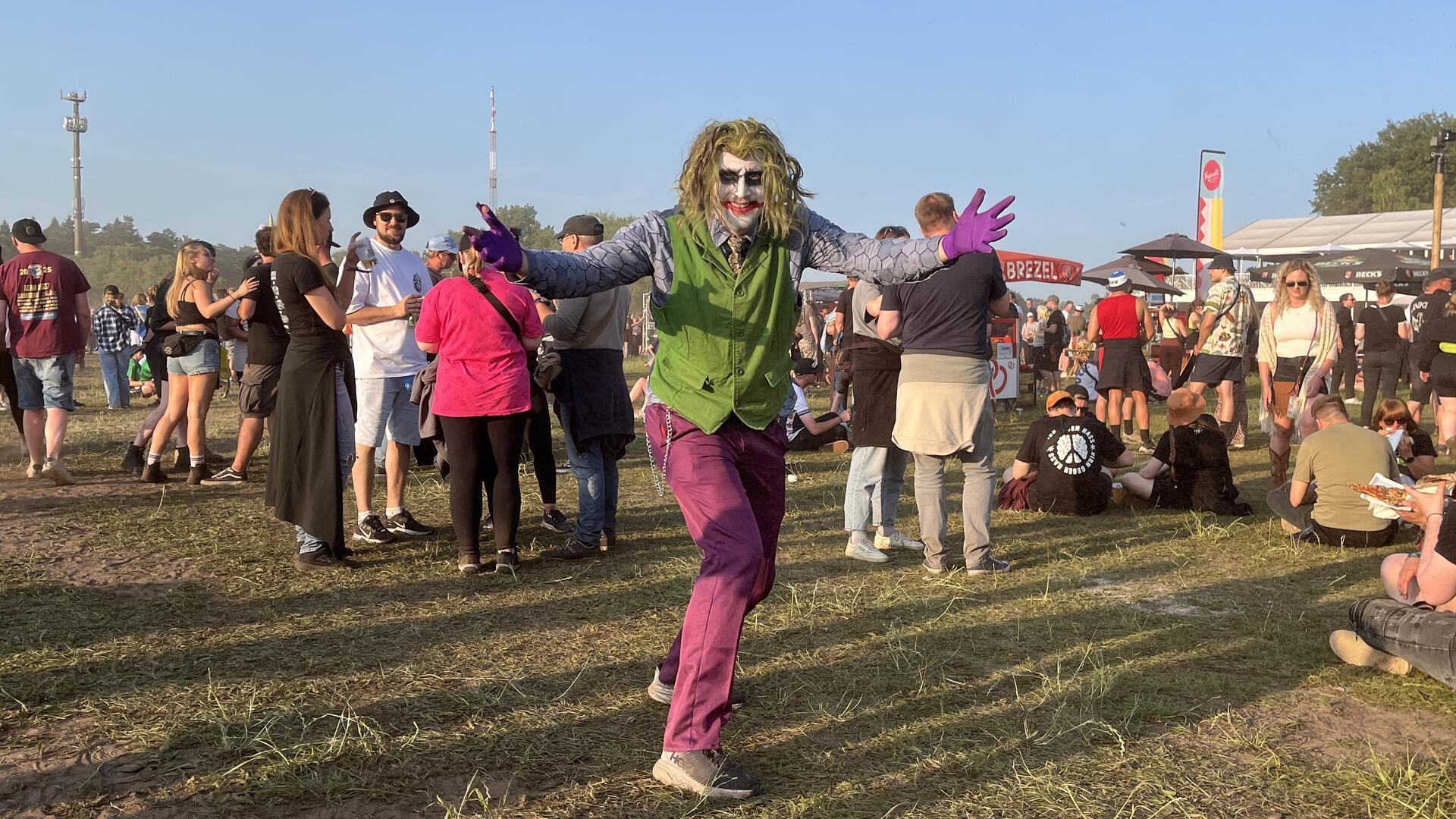 Die Festival-Besucher haben sich bei der Auswahl ihrer Outfits ins Zeug gelegt und zeigen ihre coolsten Styles. 