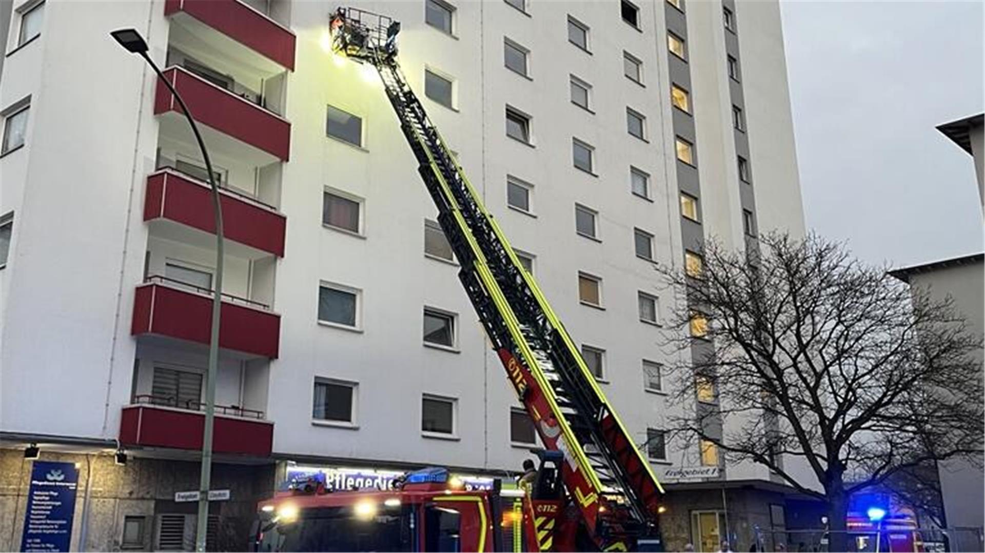 Die Feuerwehr Bremerhaven hat am Montagabend einen Brand in einem Hochhaus gelöscht.