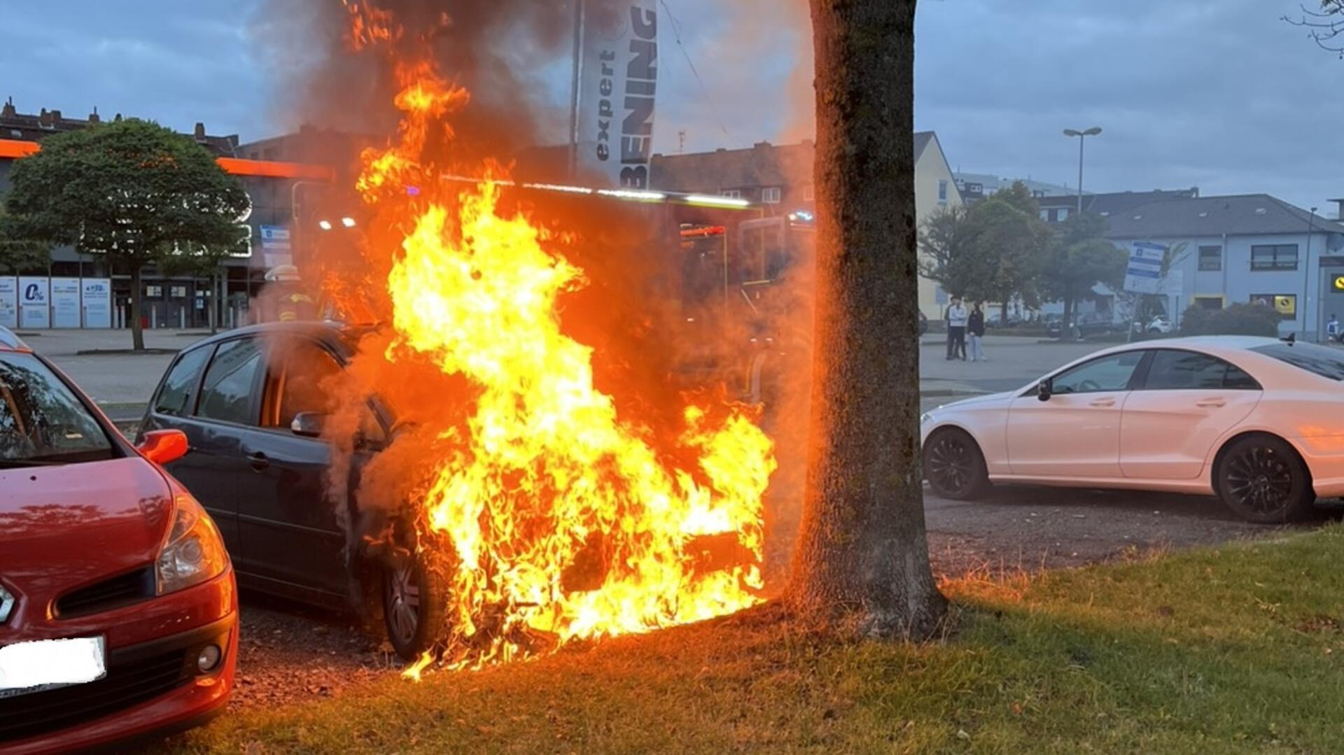 Die Feuerwehr Bremerhaven löschte einen brennenden Motorraum in der Elbestraße und verhinderte eine Ausbreitung der Flammen.