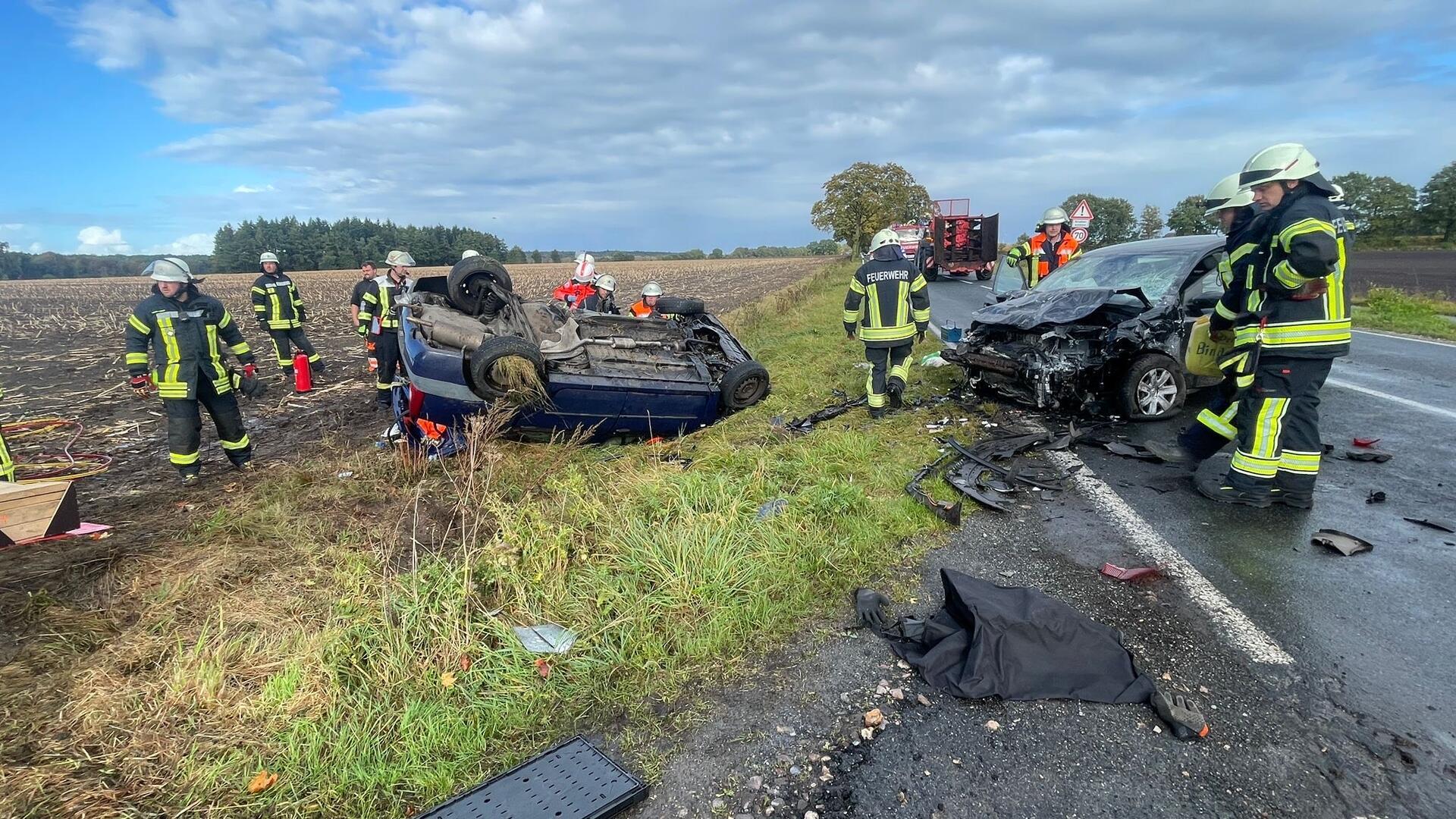 Die Feuerwehr Hesedorf traf kurz nach dem Unfall gemeinsam mit dem Rettungsdienst ein. Ein 60-jähriger Kutenholzer war in seinem Fahrzeug eingeschlossen und musste mit hydraulischem Rettungsgerät befreit werden. Die Feuerwehren Bremervörde und Bevern kamen hierfür unterstützend zum Einsatz und konnten den Mann befreien und an den Rettungsdienst übergeben, er erlag jedoch seinen schweren Verletzungen wenig später.