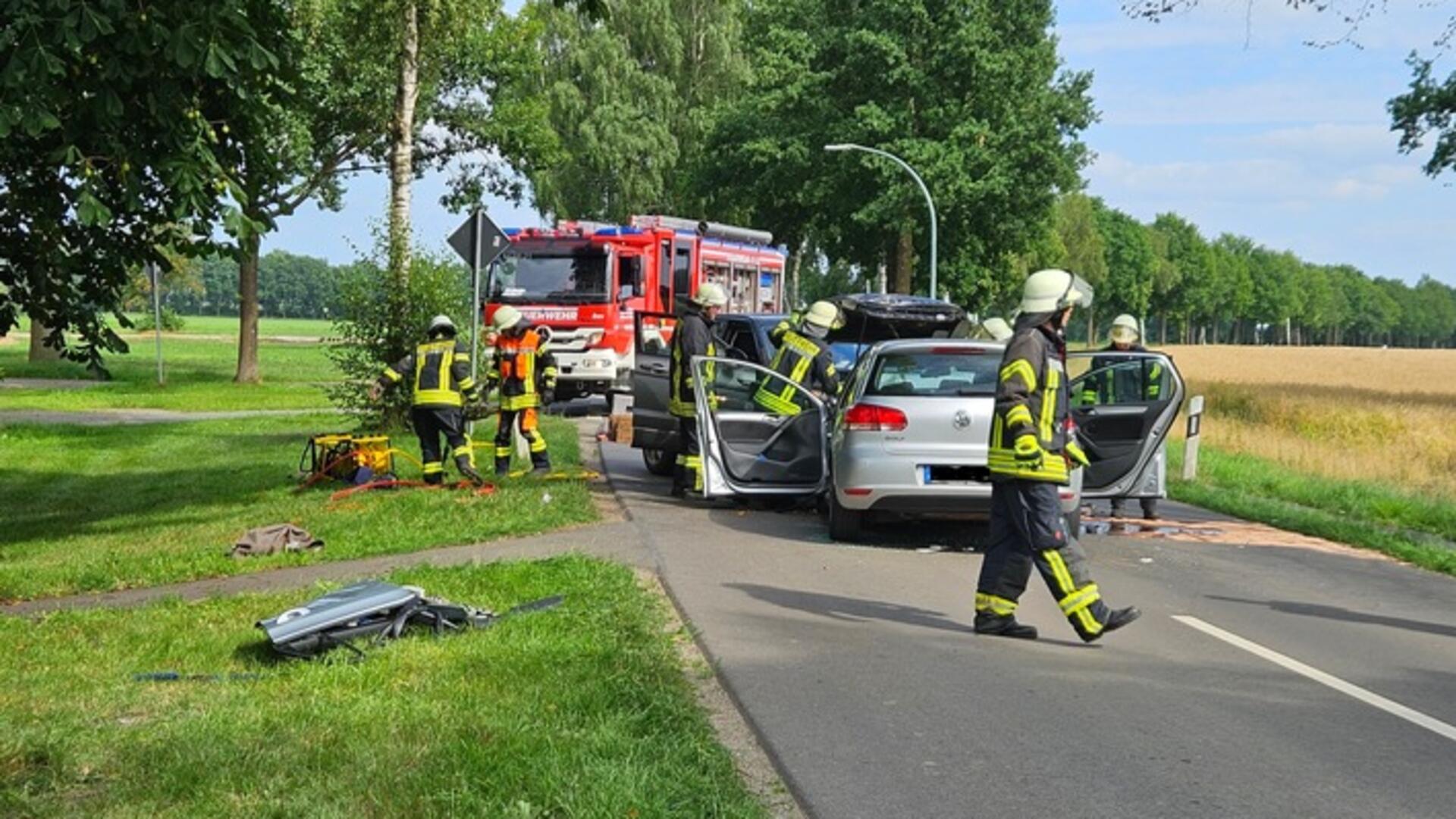 Die Feuerwehr an den verunfallten Fahrzeugen.