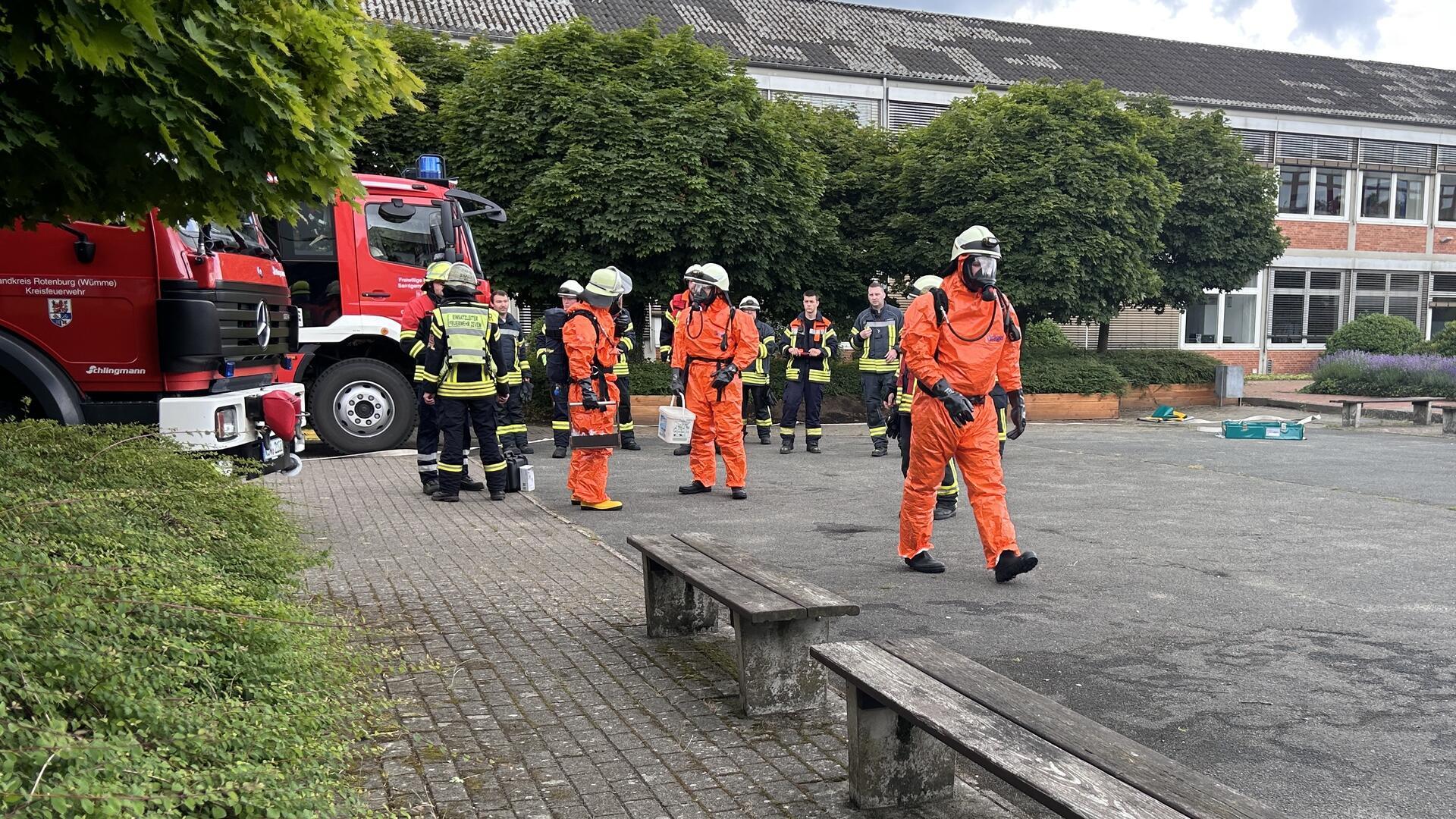 Die Feuerwehr an der Einsatzstelle an den BBS in Zeven.