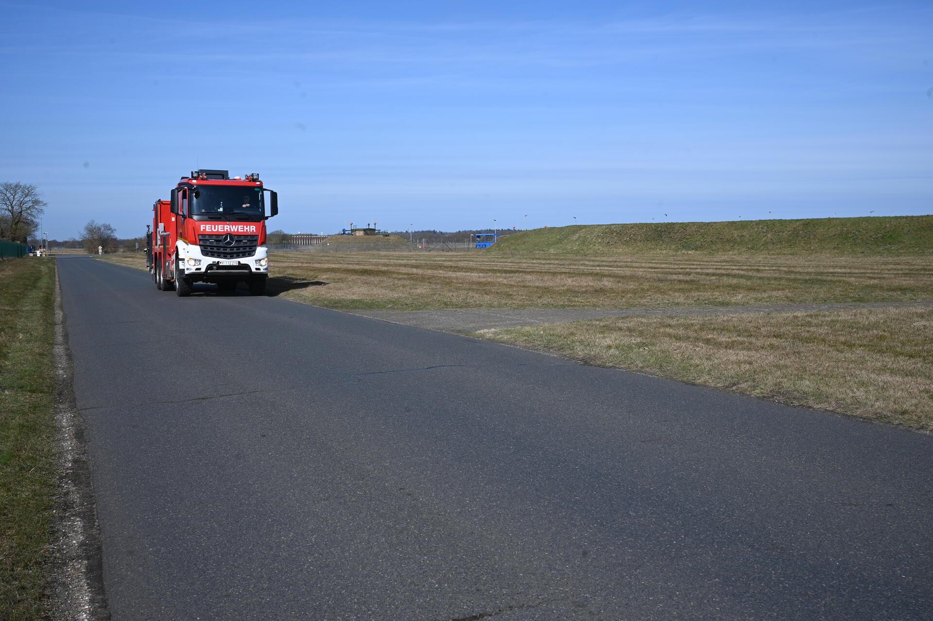 Die Feuerwehr begleitet die Läufer - Sicherheit geht vor. 