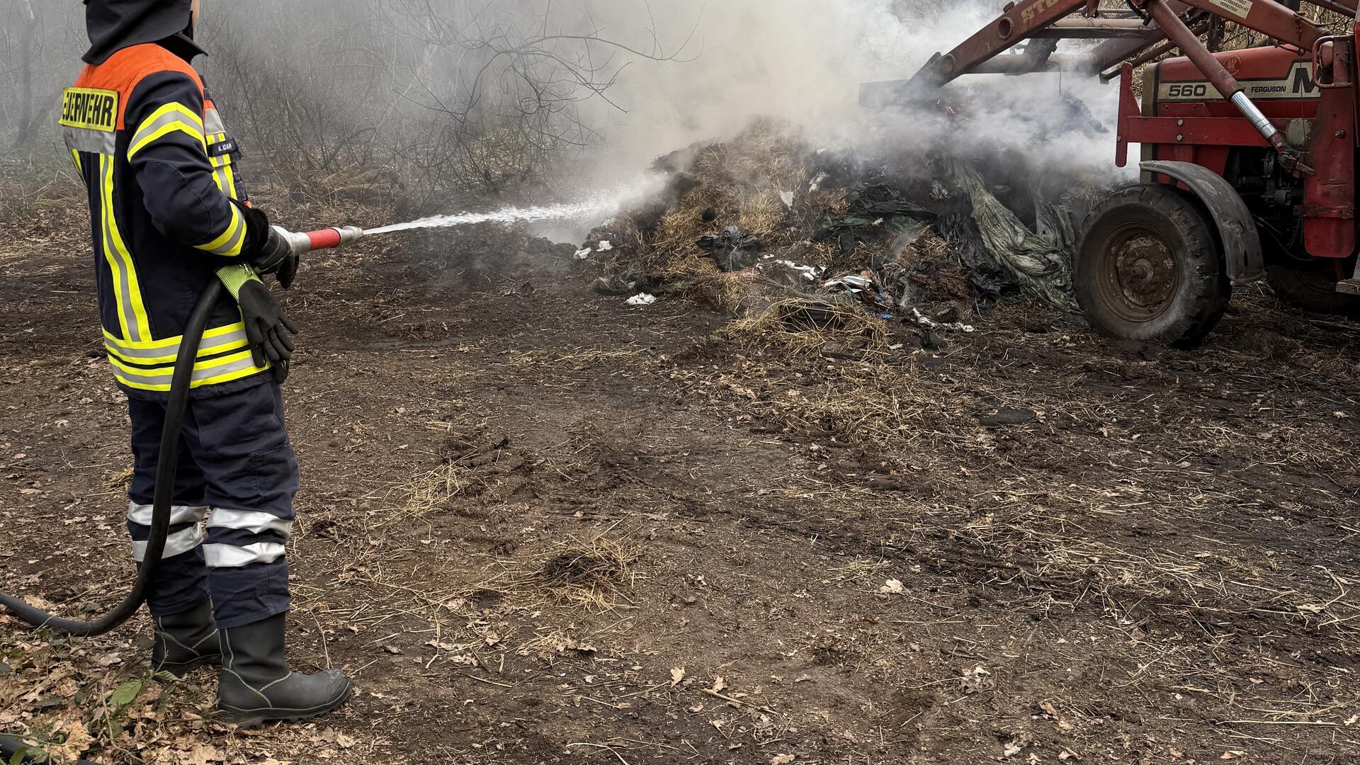 Ein Feuerwehrmann löscht ein Feuer.