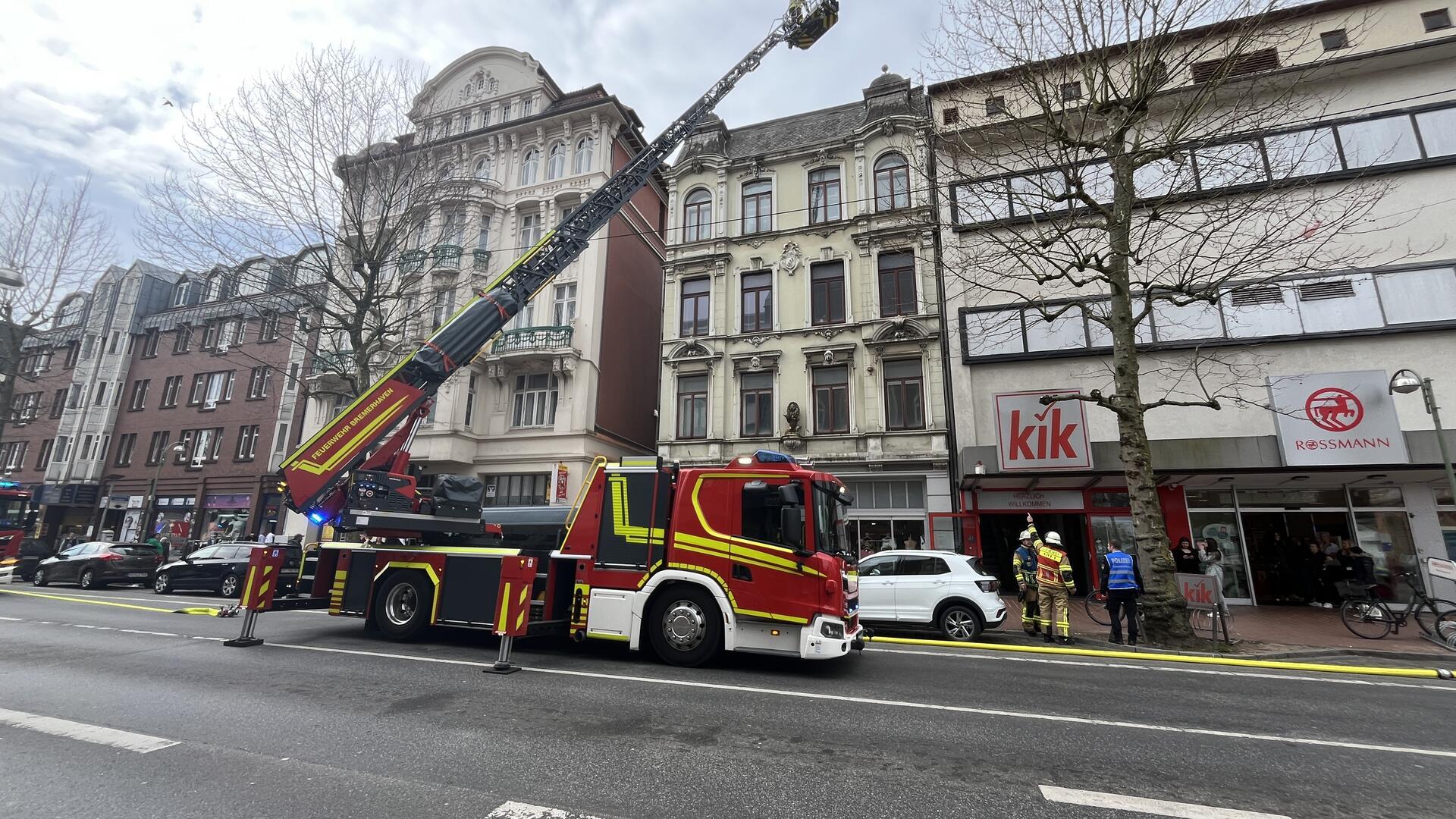 Ein Feuerwehrwagen steht auf er Straße.