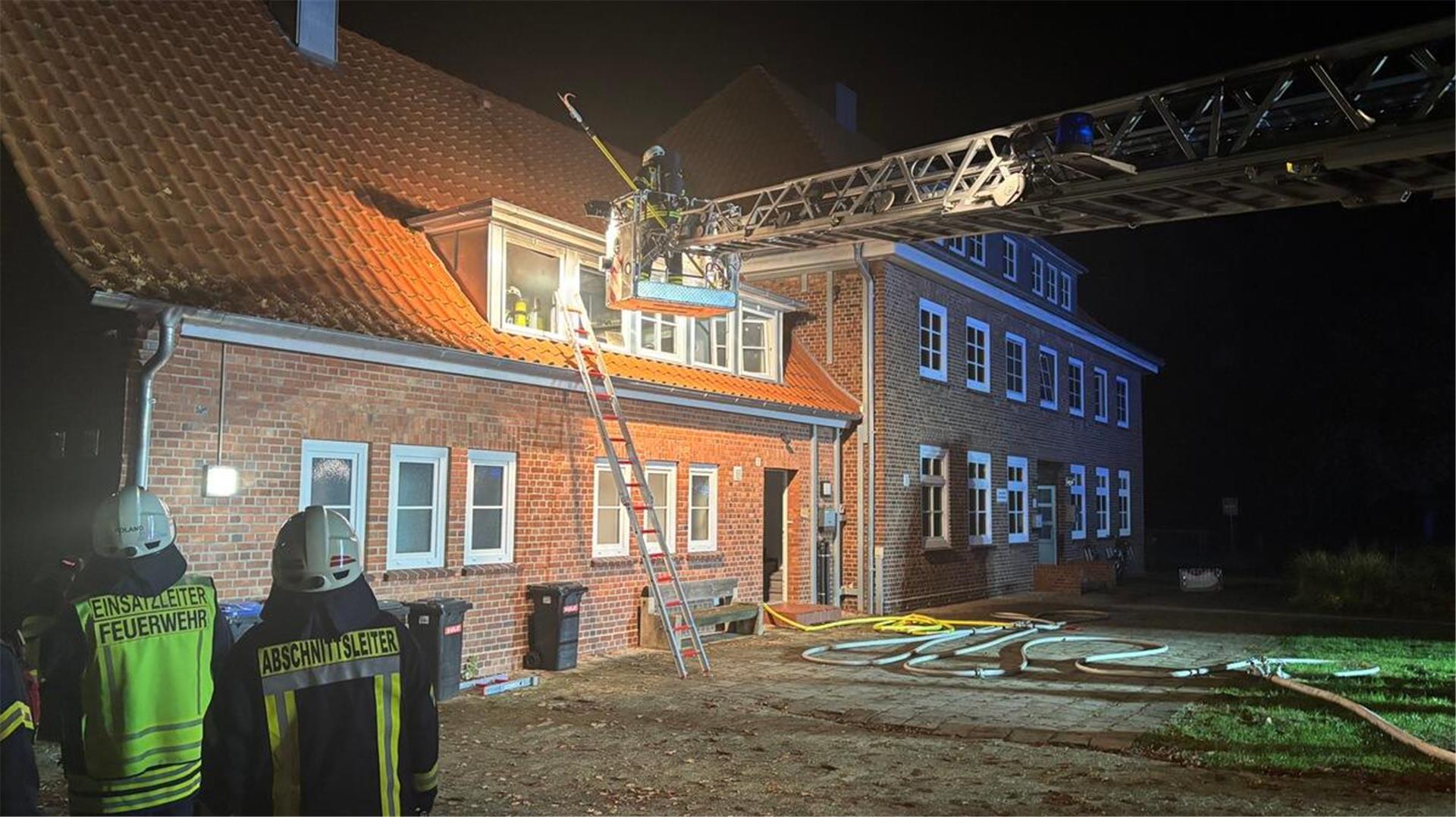 Die Feuerwehr kontrolliert aus der Drehleiter das Dach, um auszuschließen, dass sich das Feuer dorthin ausgebreitet hat.