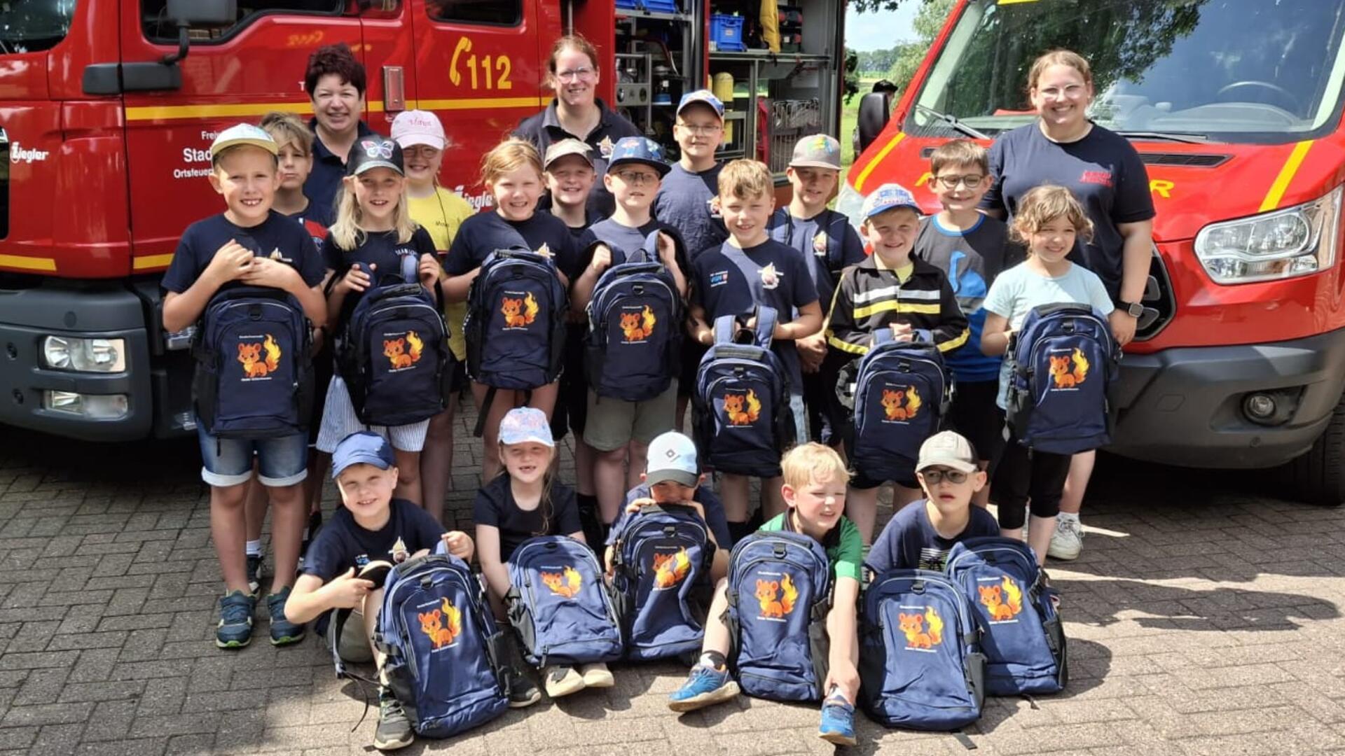 Die „Feuerwiesel“ aus Nieder Ochtenhausen feierten kürzlich Sommerfest und freuten sich über neue Rucksäcke. 