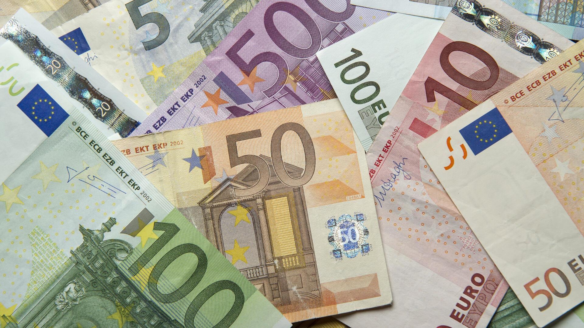 Euro-Banknoten. 5-, 10-, 50-, 100- und 500-Euro-Geldscheine in den Farben grün. lila, ocker und hellgrau.