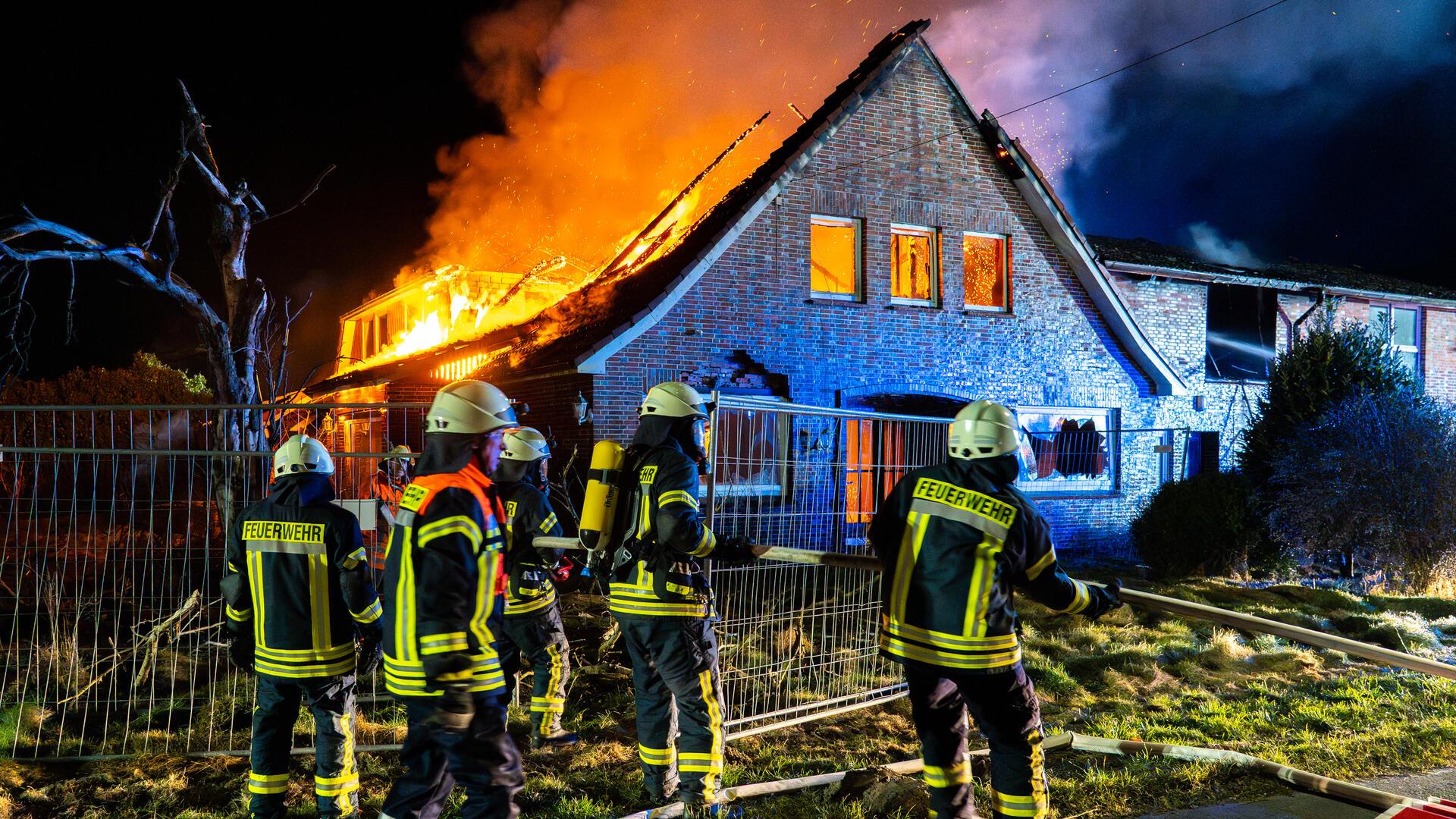 Ein Bauernhaus steht in Flammen. Die Feuerwehr bekämpft den Brand.