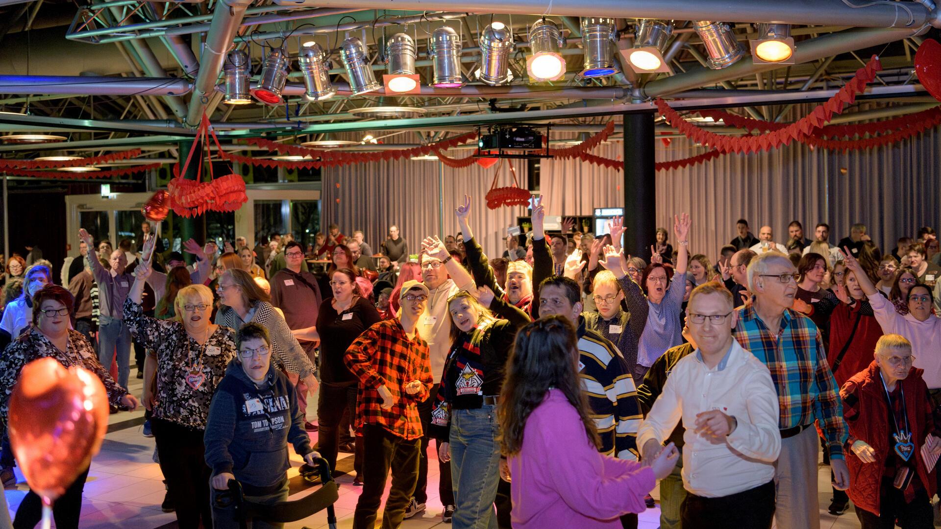 Menschen tanzen auf Flirtparty in den Elbe-Weser Welten.