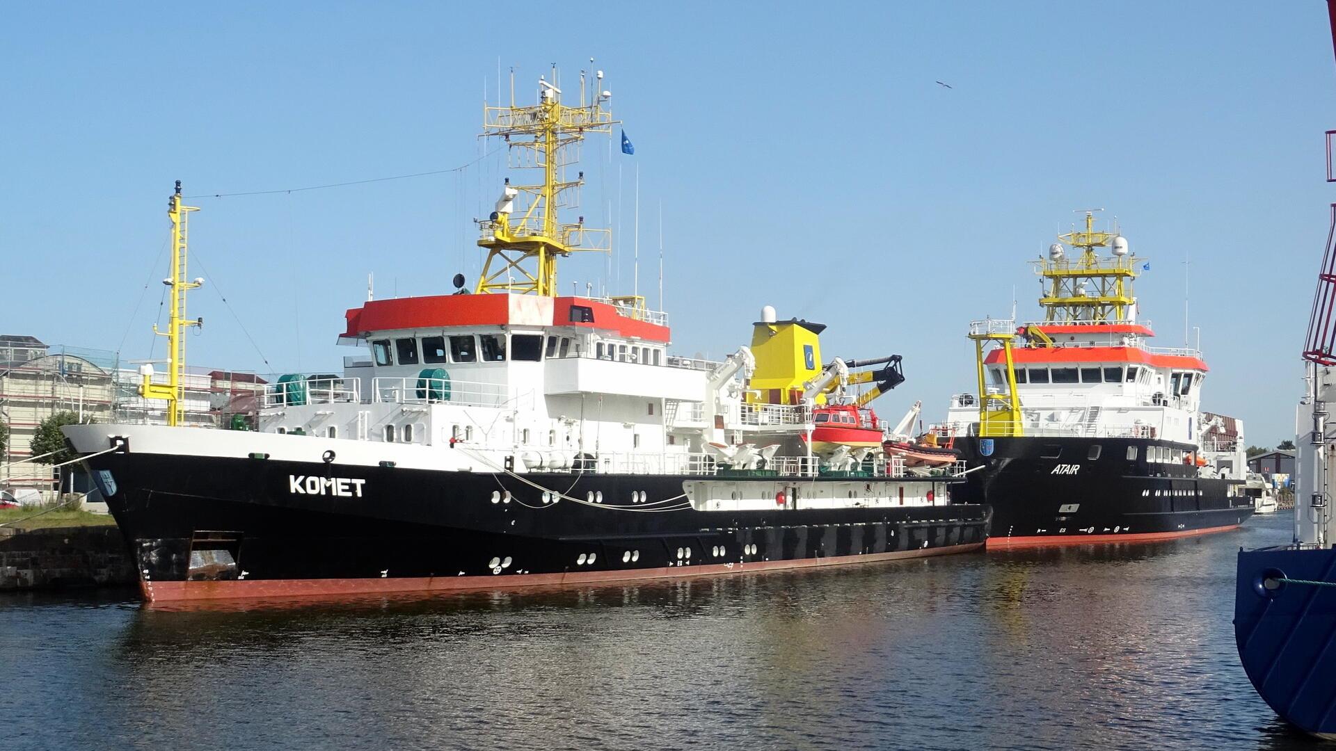 Die Forschungsschiffe „Atair“ und „Komet“ gehören zur Flotte des BSH und starten regelmäßig von ihrem Basishafen im Fischereihafen I in Bremerhaven zu Einsätzen auf der Nordsee. Sie liefern wichtige Daten für Seekarten und tragen zur Sicherheit in der Schifffahrt bei.