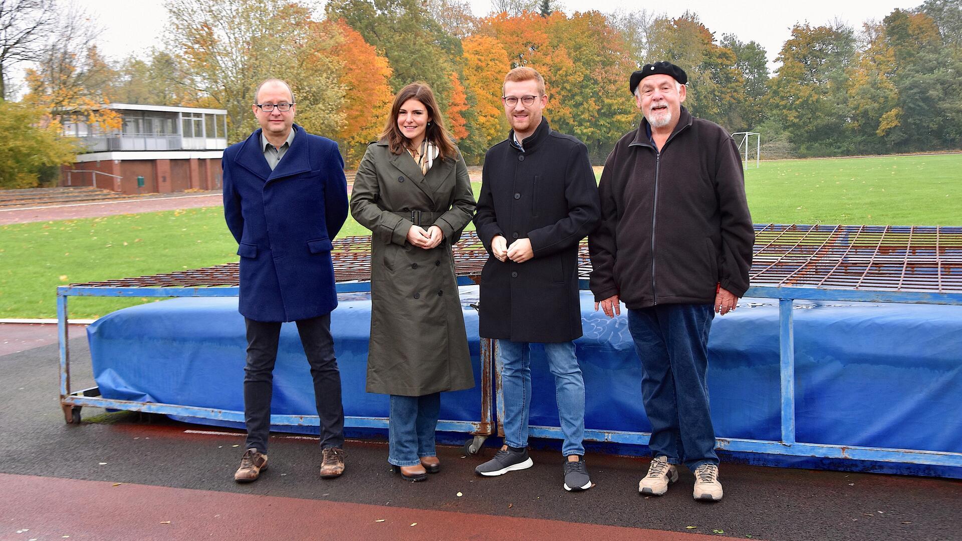 Die Fraktionen von CDU und Grünen/FDP im Rat der Stadt Bremervörde haben gemeinsam beantragt, die Sportanlage Engeo umfassend prüfen zu lassen. Vor Ort: Die Ratsmitglieder Jochen Hake (Grüne, von links), Celine Holst (CDU), Dirk-Frederik Stelling (CDU) und Reinhard Bussenius (Grüne).