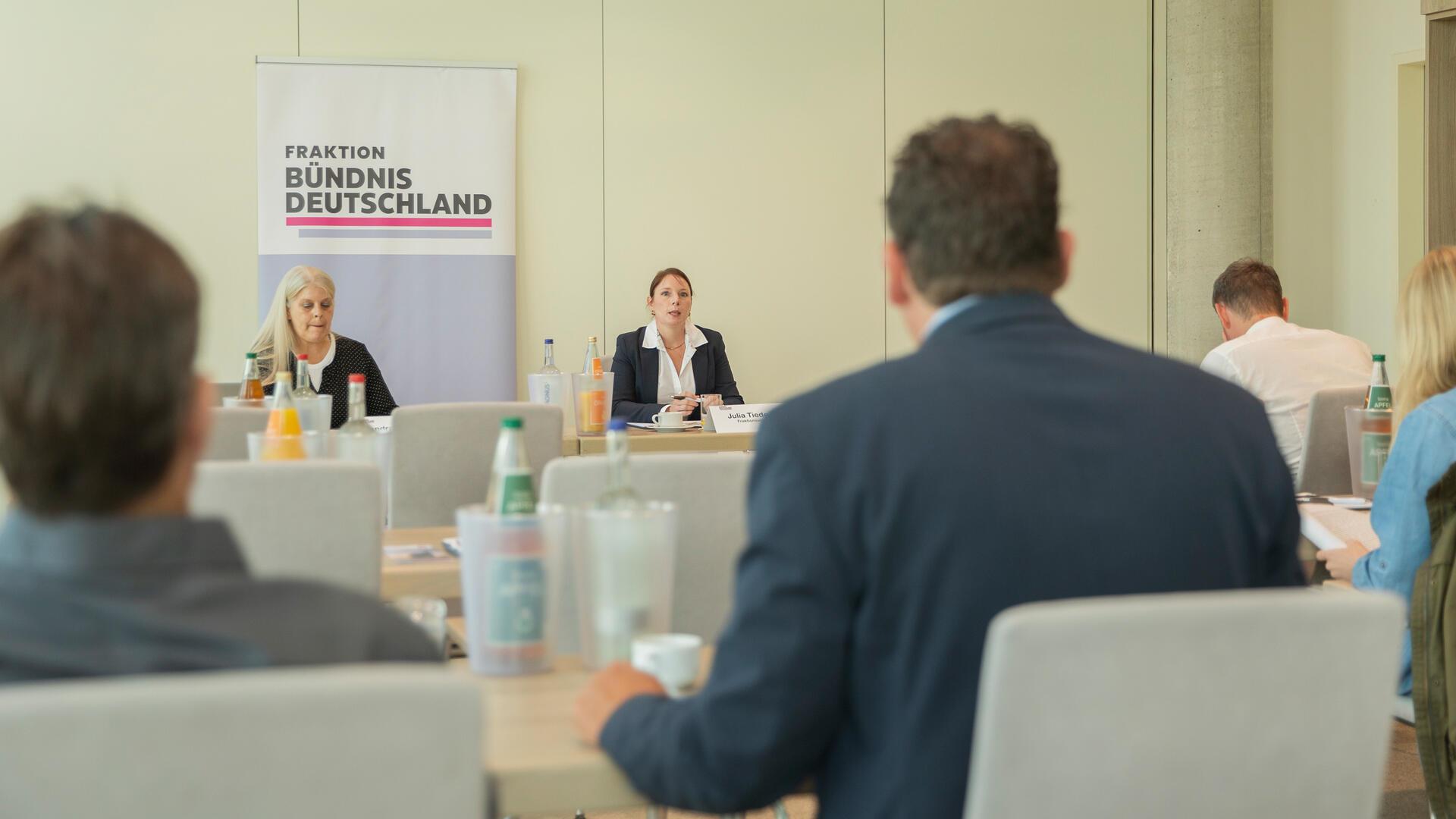 Die Fraktionsvorsitzende der Fraktion Bündnis Deutschland, Julia Tiedemann, und ihre Stellvertreterin, Sandra Brinkmann, stellen das Sparkonzept am Mittwoch vor.