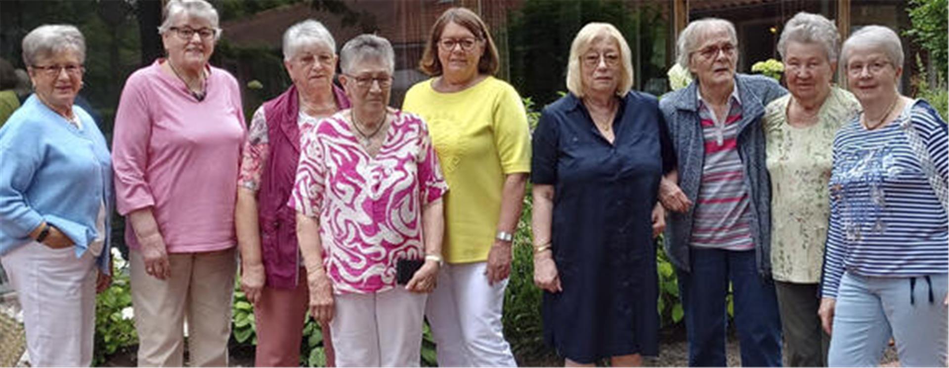 Die Frauen des Bremervörder Kegelclubs „Rollender Schuss“ feierten kürzlich im Oste-Hotel das 42-jährige Bestehen ihrer fröhlichen Damenriege. Vierte von links ist Clubpräsidentin Liesel Prause. Die BZ sprach mit Mieze Jäger (Zweite von links) und Ingrid Fischer (rechts).