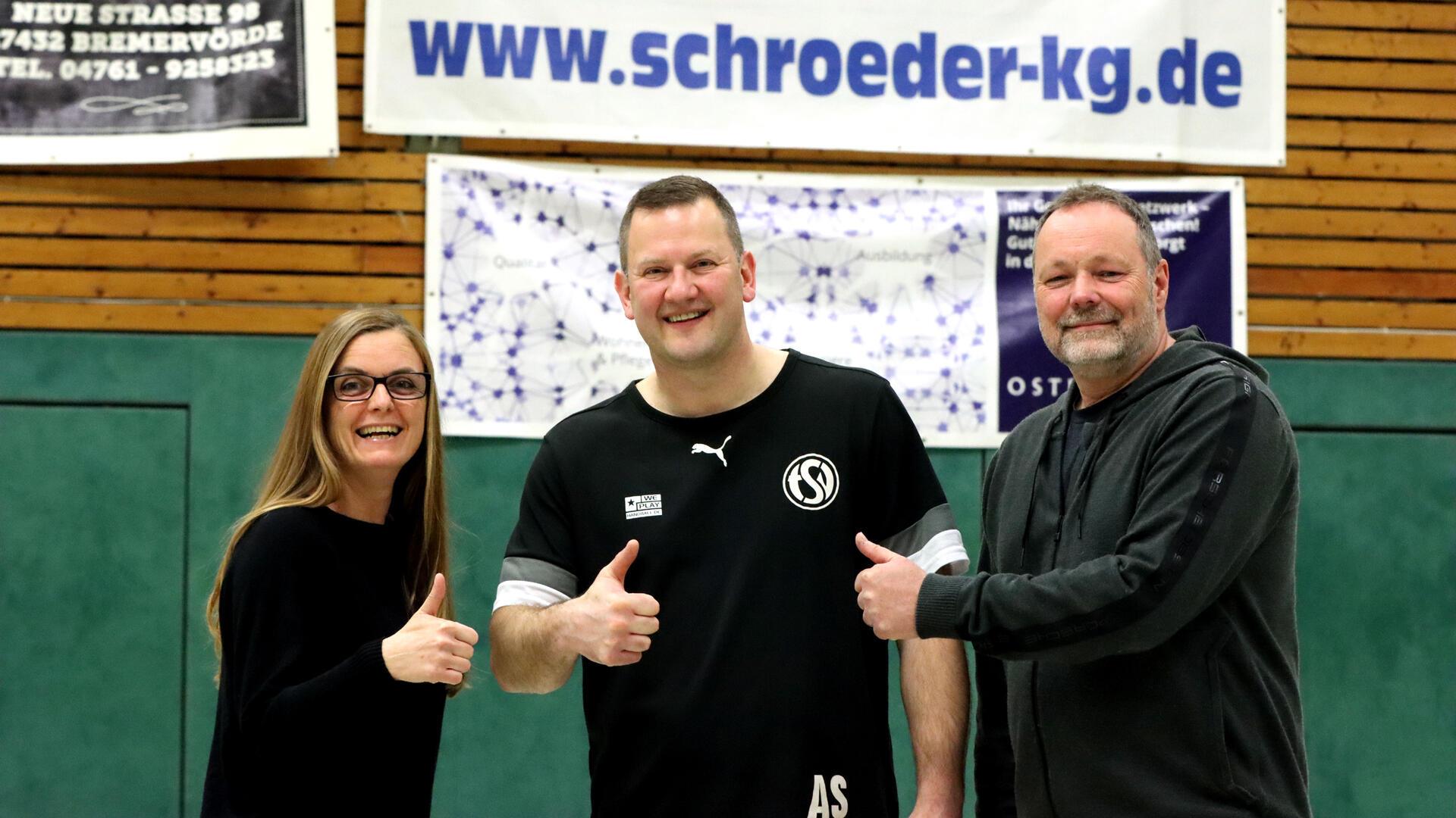Die Freude ist groß bei Sandra Pragmann und Thomas Dobrick (rechts), dass Trainer Adnan Salkic für eine weitere Saison zugesagt hat.
