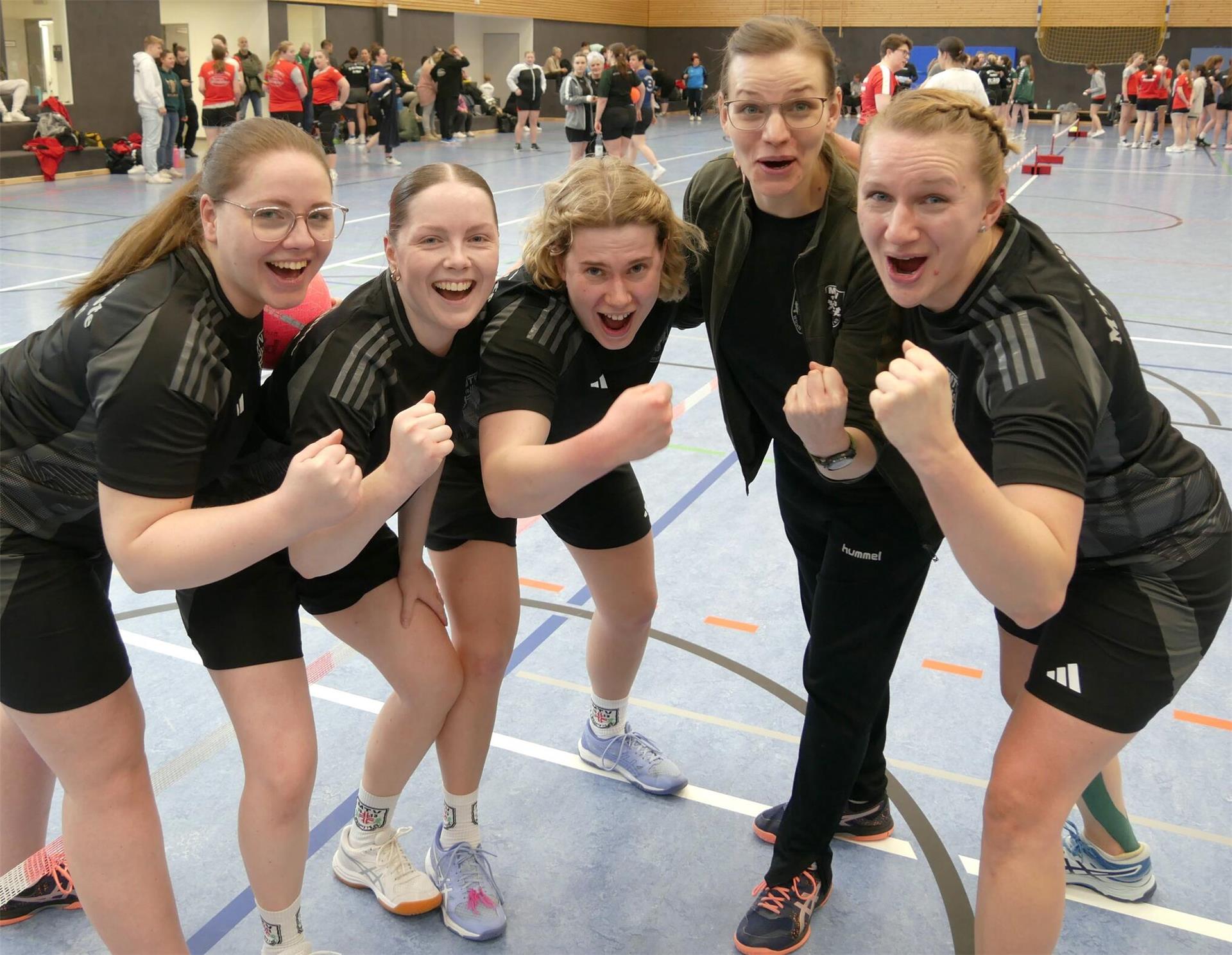 Die Freude stand den Wohnster Prellballerinnen ins Gesicht geschrieben. Sie verteidigen ihren Titel als Deutsche Meisterinnen Ende März in Berlin. Von links: Alina Trompeter, Julie Ehlert, Jennifer Rothfischer, Ann-Katrin Key und Thea Heppner.