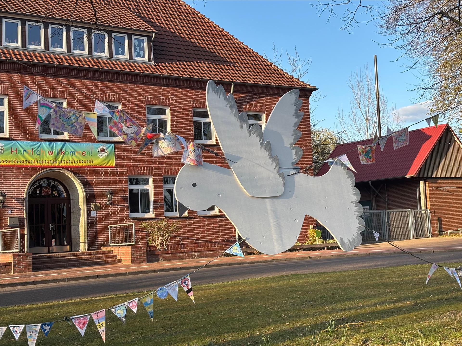 Die Friedenstaube hängt vor der Tarmstedter Grundschule. An diesem Donnerstag ist dort eine Friedensaktion geplant.
