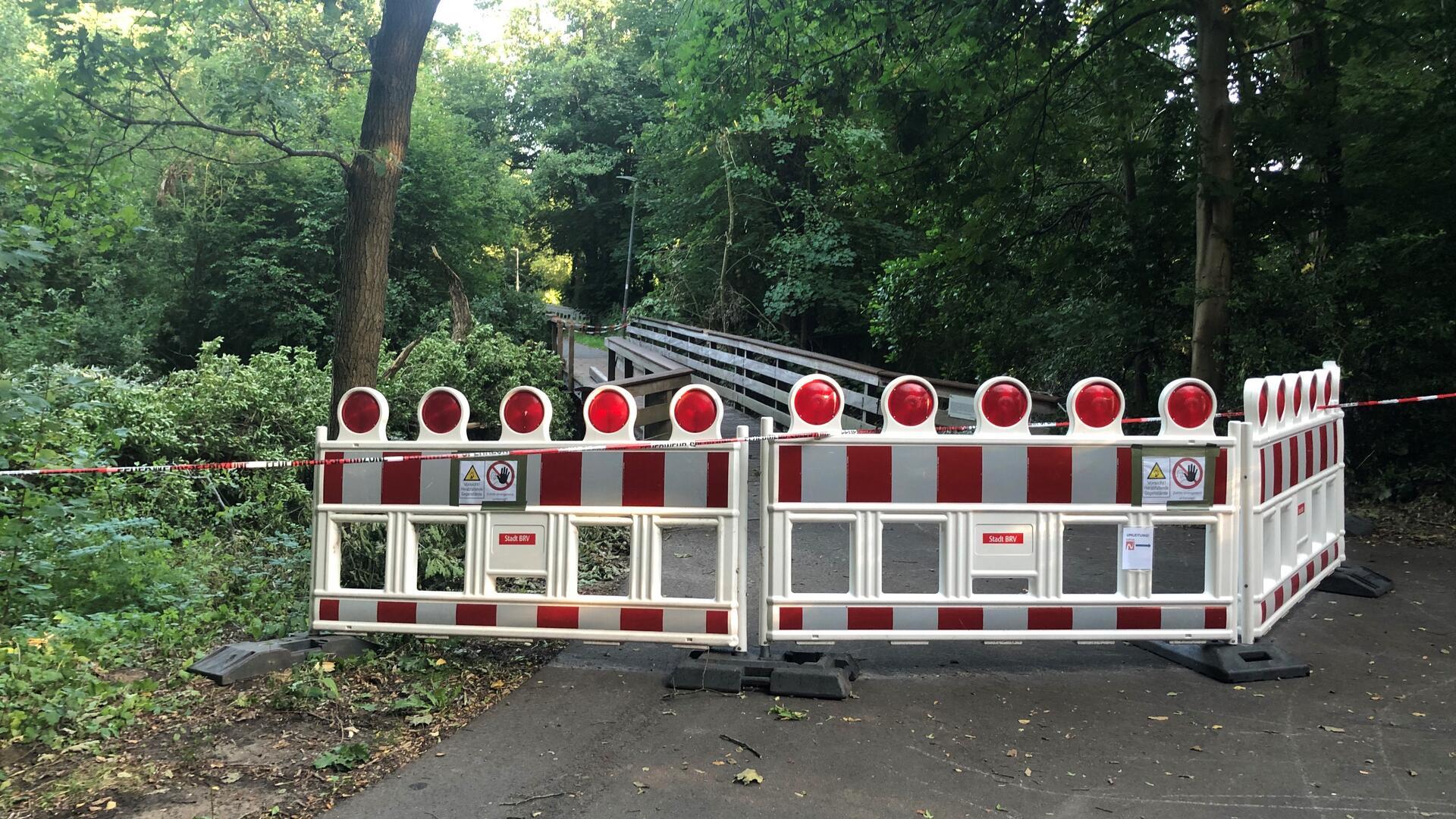 Die Fußgänger- und Radfahrerbrücke im Auepark in Bremervörde bleibt bis weiteres gesperrt.