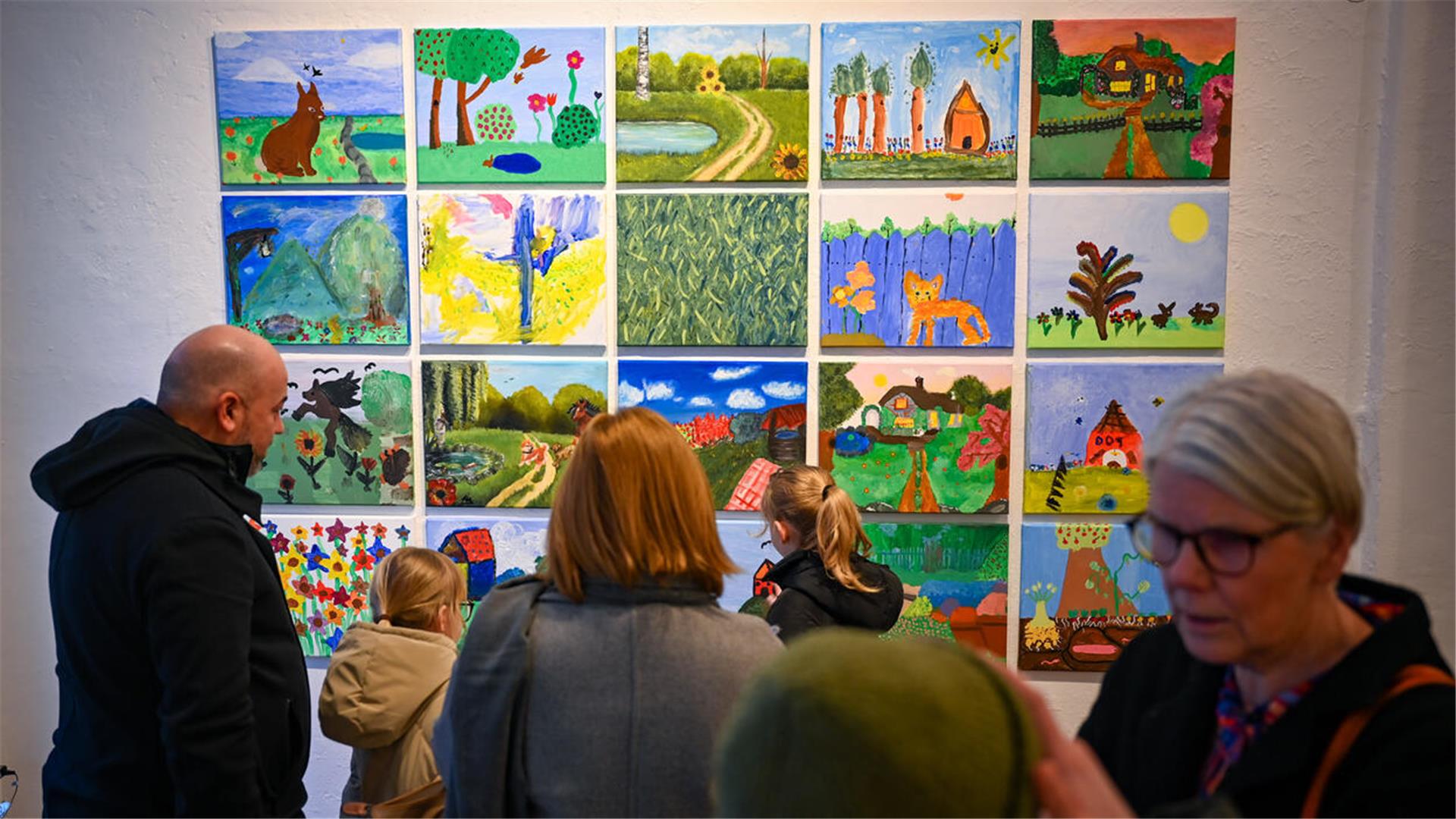 Die Gärten, die die jungen Talente der Jugendkunstschule entwerfen, sehen sehr unterschiedlich aus. Die Idylle mit Teich und Pferd ist ebenso dabei wie eine Katze vor einem blauen Zaun, hinter dem der Garten nur zu erahnen ist.