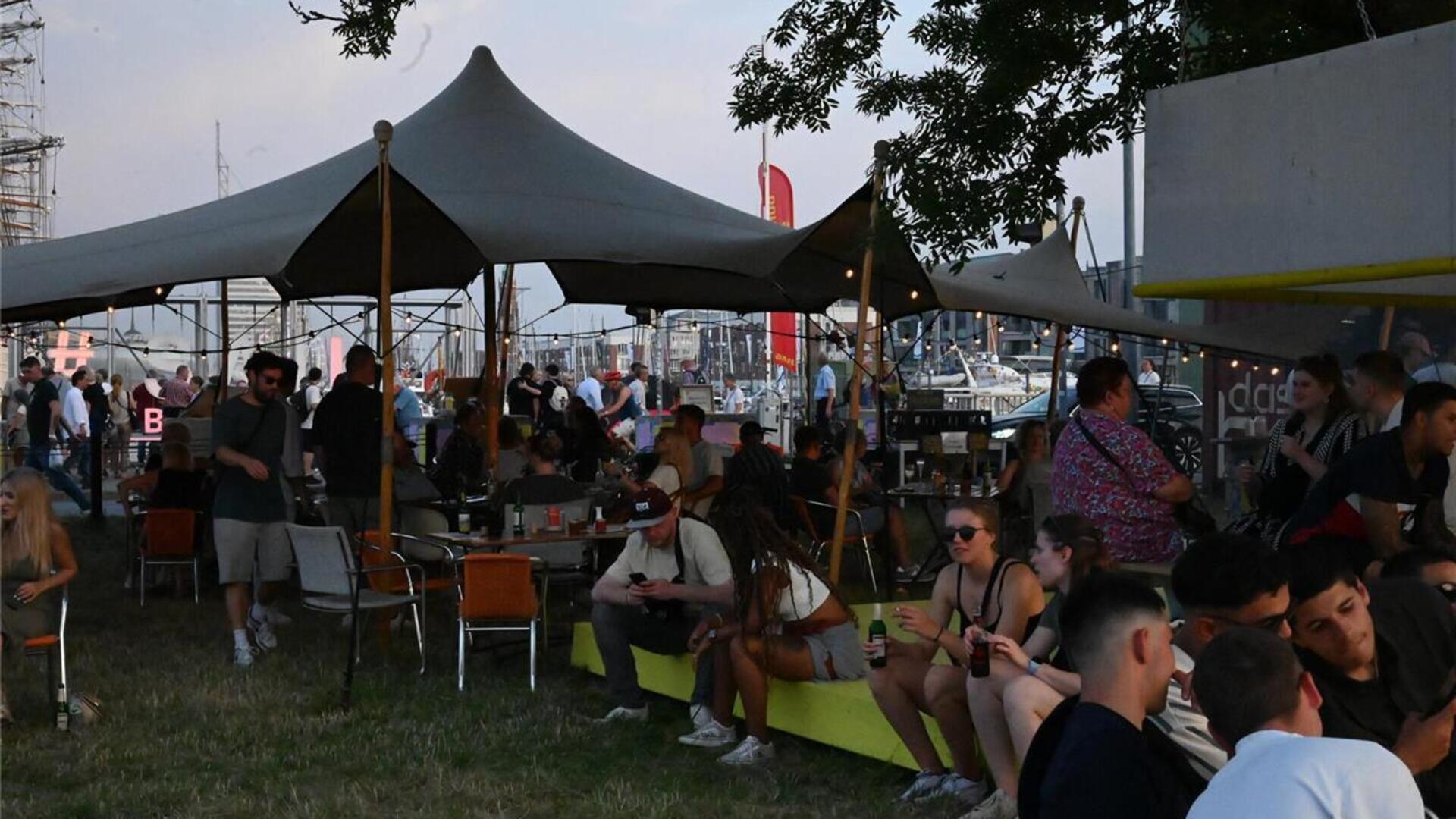 Die Gäste auf dem Neus Festival genießen die letzten Sonnenstrahlen.