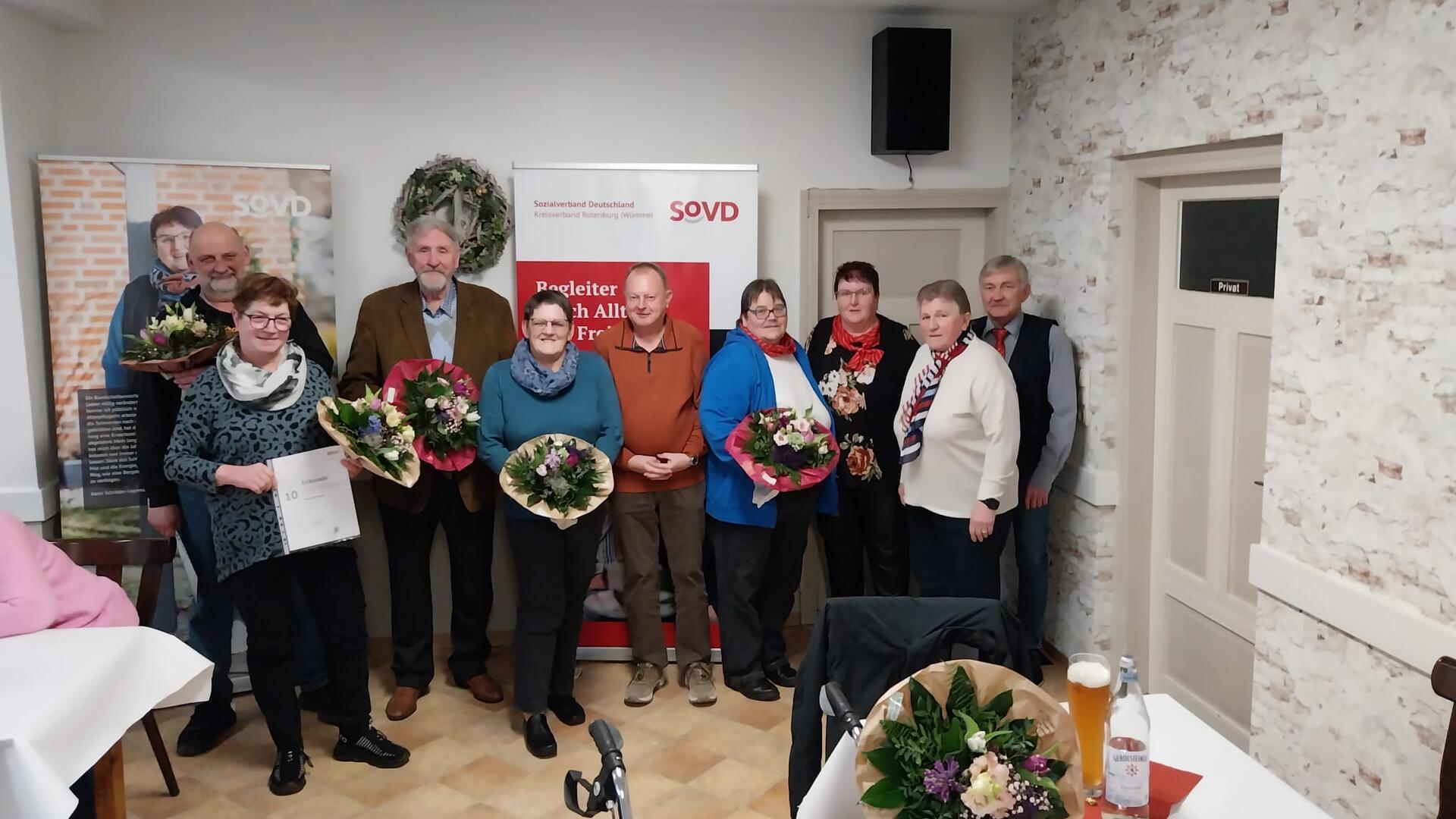 Die Geehrten der Gnarrenburger Ortsgruppe des Sozialverbands Deutschland: Sabine und Hans Ludwig Buchholz (von links), Elke und Johann (Jonny) Meyer und Helmut Neufeld, Doris Huckauf, Erika Gehlken und Karin Schröder-Logemann. Foto: SoVD