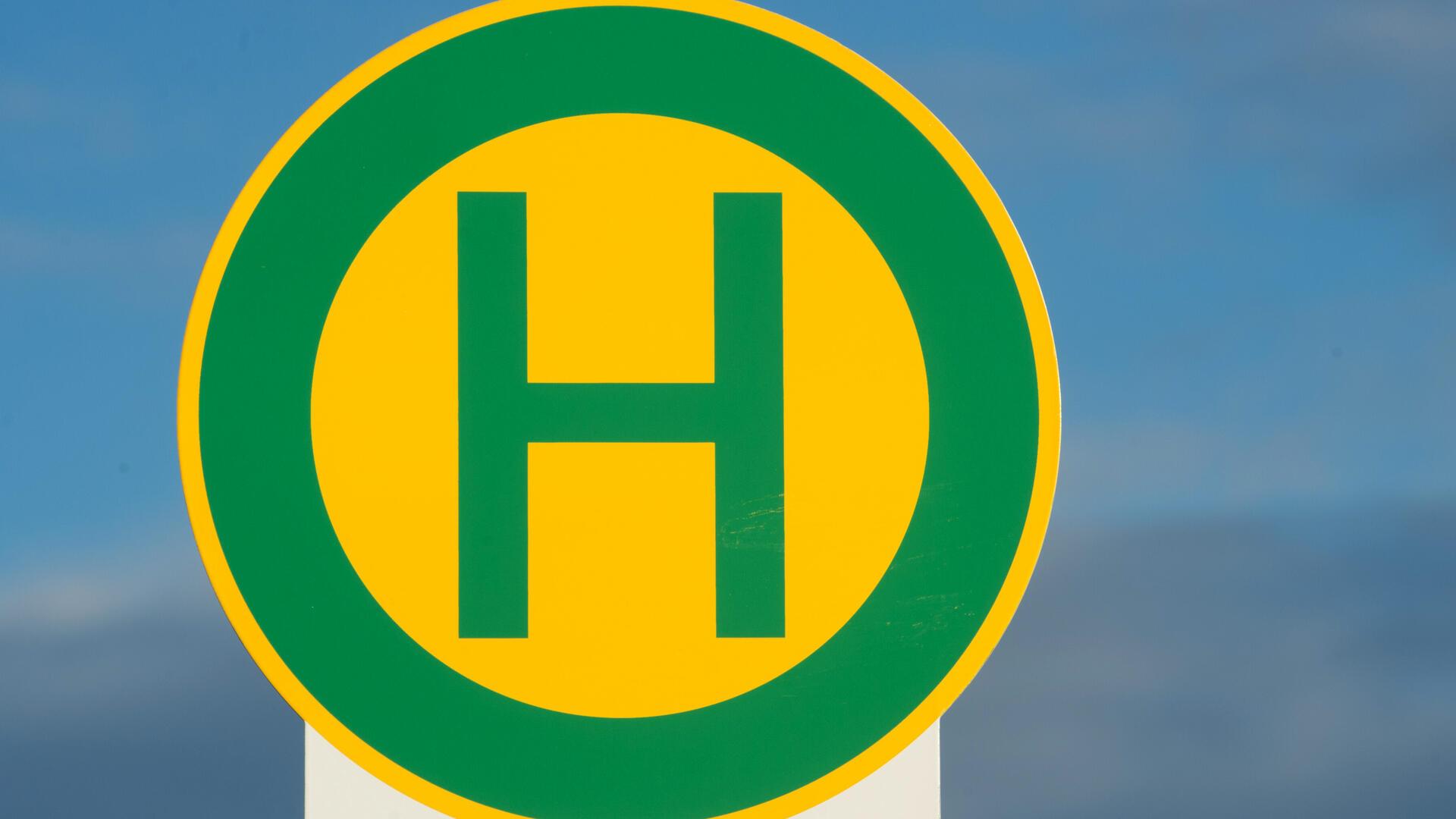 Ein Schild weist auf eine Bushaltestelle hin