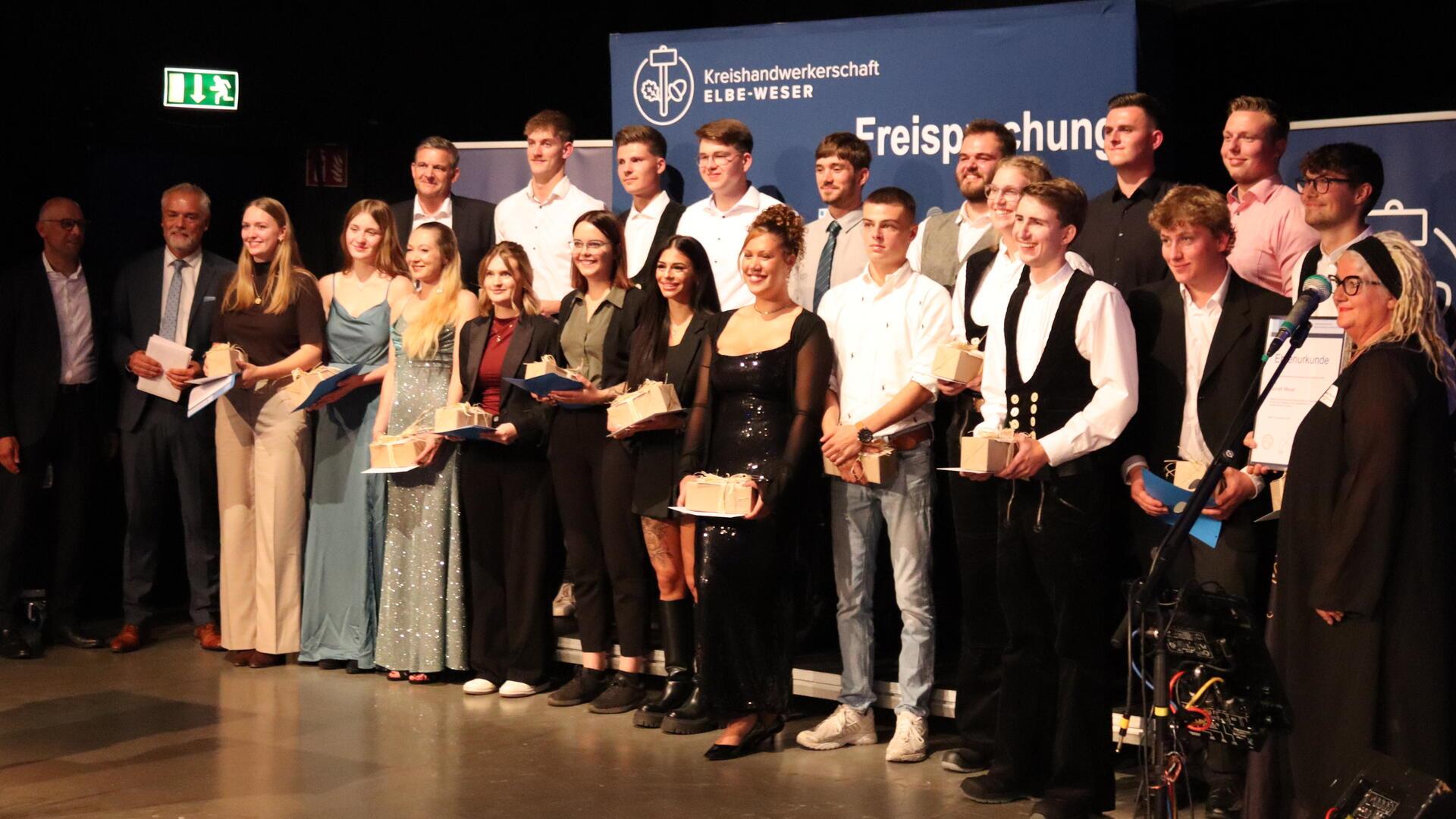 Die Gesellinnen und Gesellen mit den besten Prüfungsnoten bekamen Geschenke und ein besonderes Lob. 