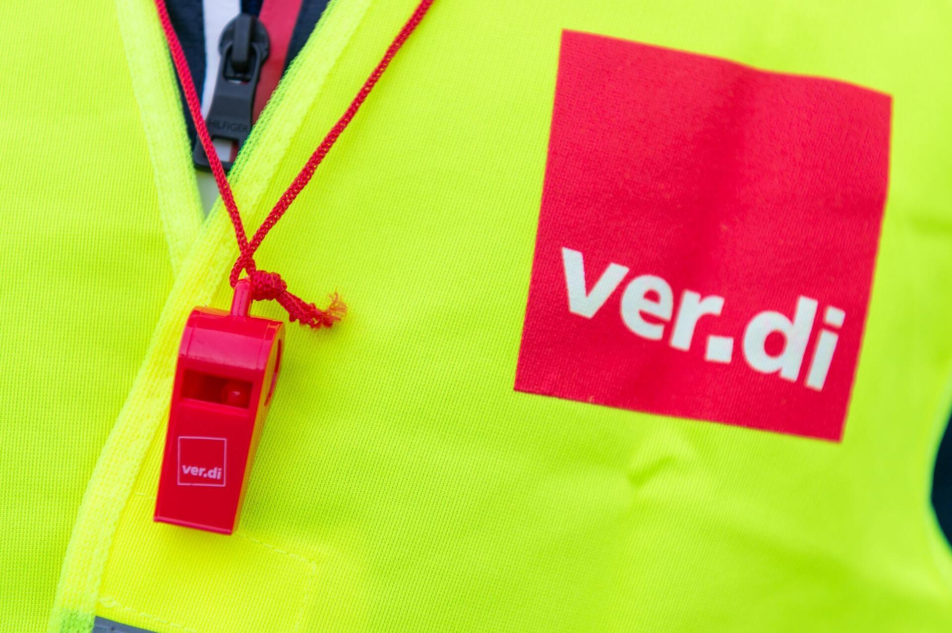 Eine gelbe Weste von Verdi ist zu sehen. Die Gewerkschaft Verdi fordert Tarifverhandlungen bei Addicks & Kreye in Bremerhaven – doch der Arbeitgeber blockt ab. Die Beschäftigten sind wütend und streikbereit.