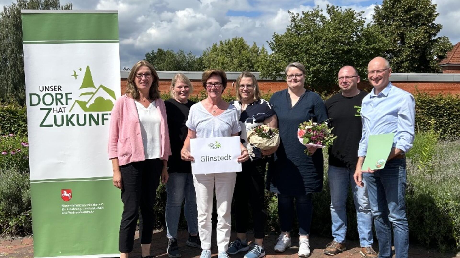 Die Glinstedter Delegation freut sich über die Siegerurkunde, die von der Landesbeauftragten Karin Beckmann übergeben wurde.
