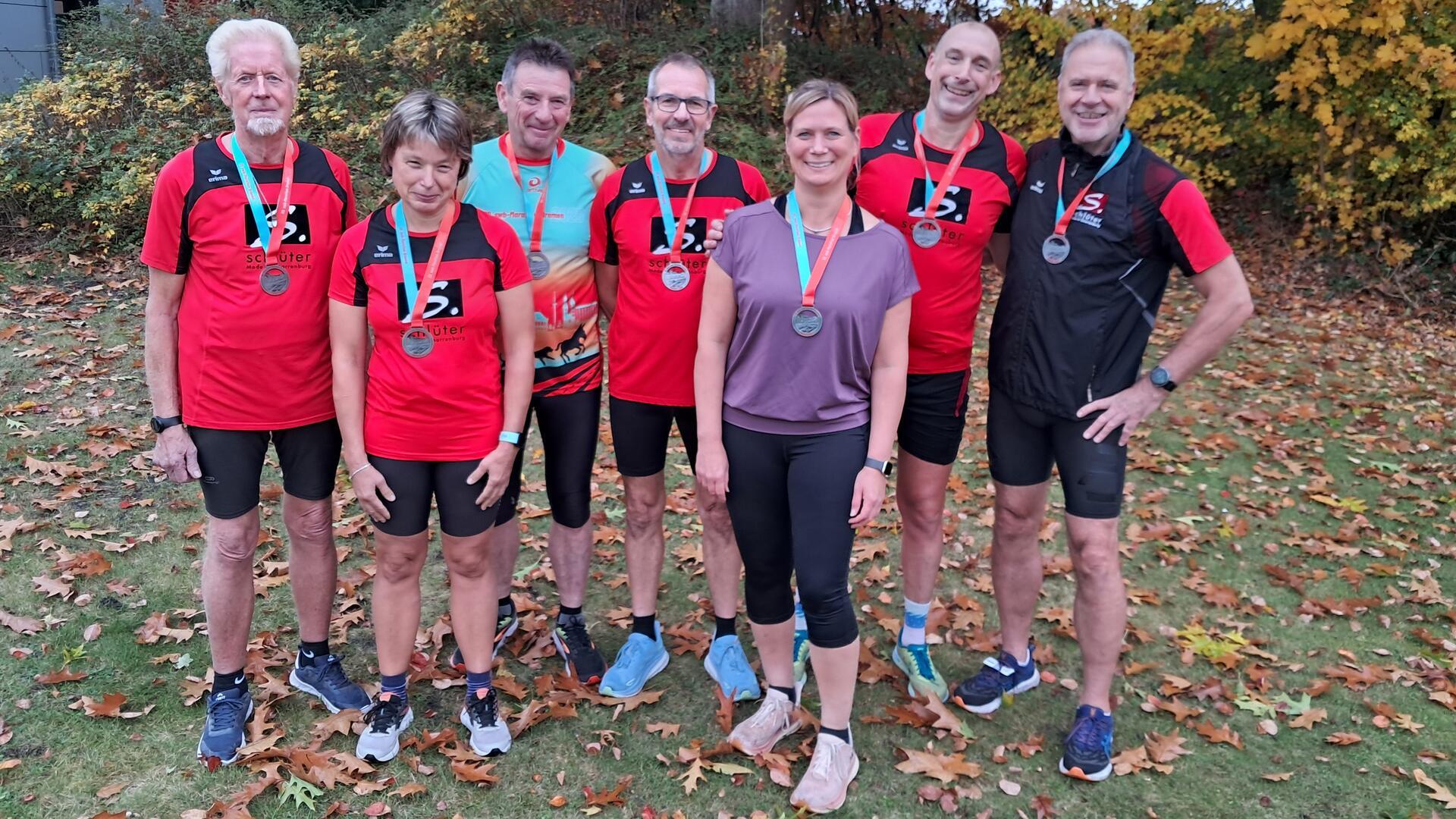 Die Gnarrenburger Helmuth Böttjer (von links), Heike Lubes, Jürgen Röhrs, Frank Bargmann, Britta Ellßel, Olaf Erich und Ralf Rimkus.