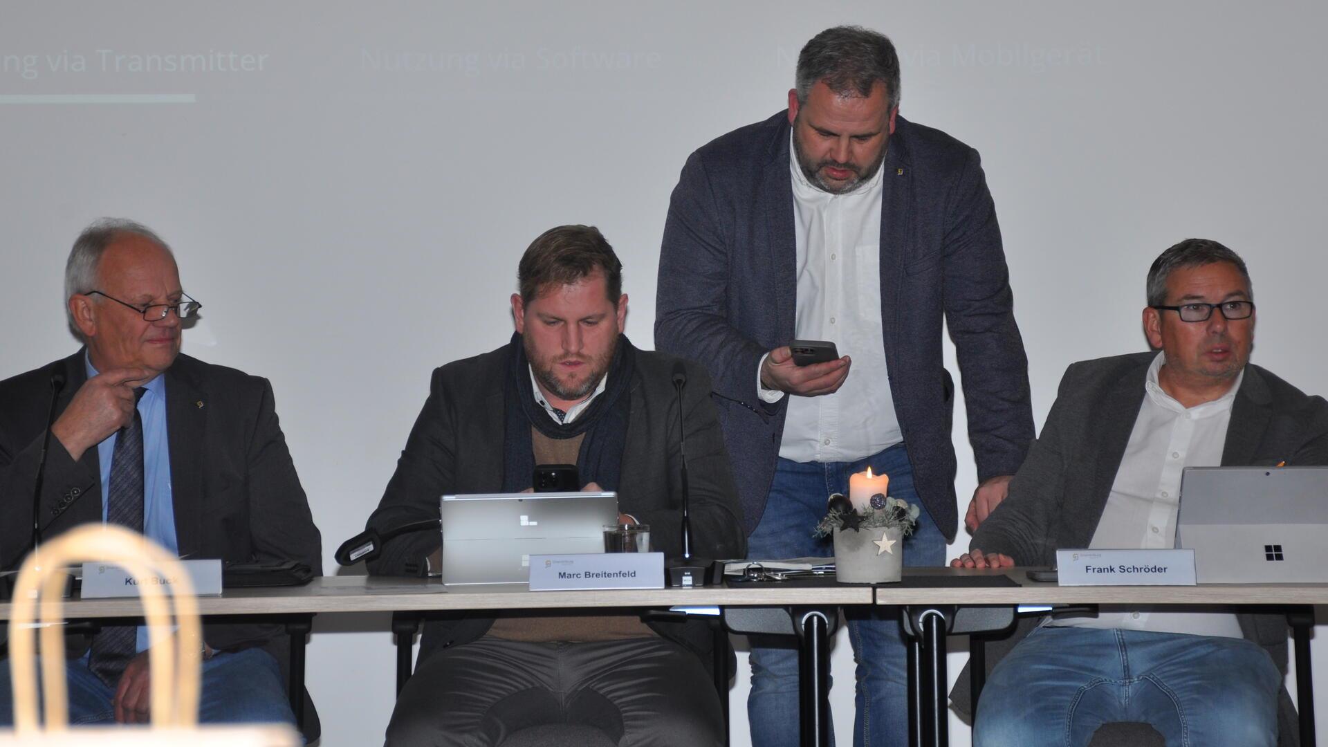 Die Gnarrenburger Verwaltungsspitze bereitet sich mit dem Ratsvorsitzenden Kurt Buck (CDU, von links) auf komplexe Haushaltsberatungen in der letzten Gemeinderatssitzung des Jahres vor: Gemeindebürgermeister Marc Breitenfeld (CDU) sowie die beiden Verwaltungsleiter Marcel van der Pütten und Frank Schröder. 