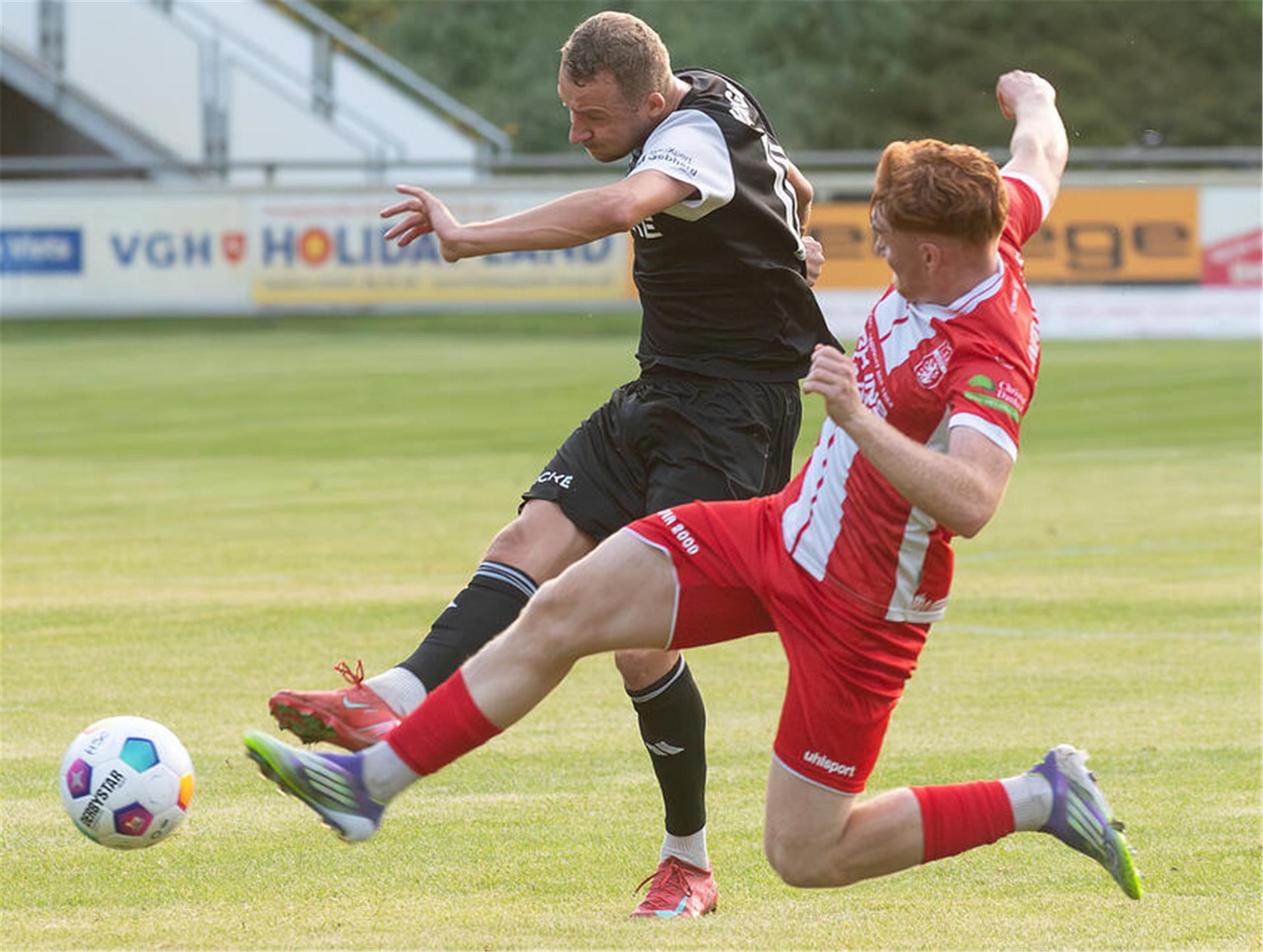 Die Grätsche kommt zu spät. Tom Trebin erzielt mit einem sehenswerten Distanzschuss das 1:0.