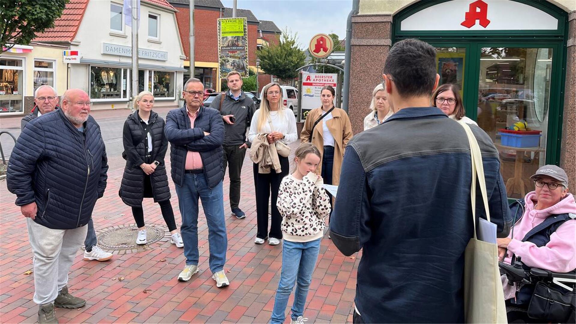 Gruppe von Menschen im Ortszentrum