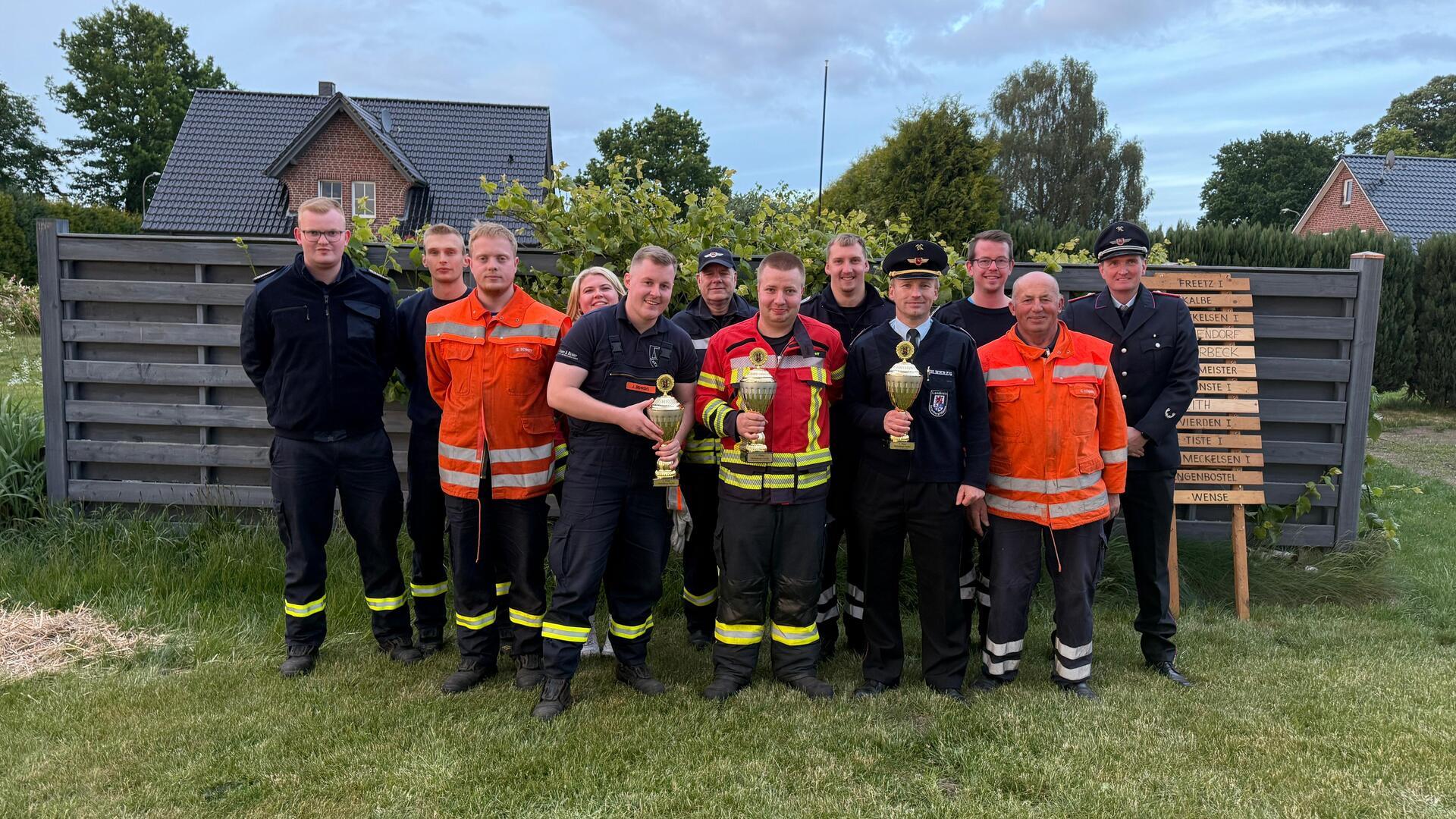 Feuerwehrfoto. Männer nach einem Wettkampf.