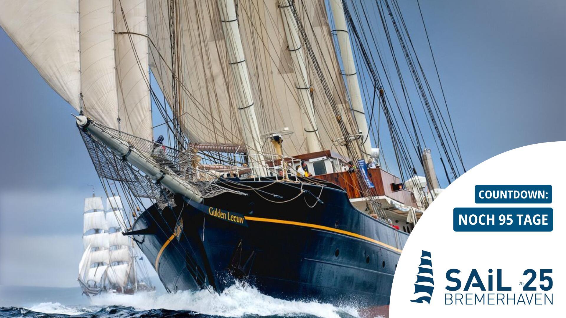 Blixk auf ein Segelschiff im Meer. Die "Gulden Leeuw" ist ein Segelschiff, bei dem man mitfahren kann.