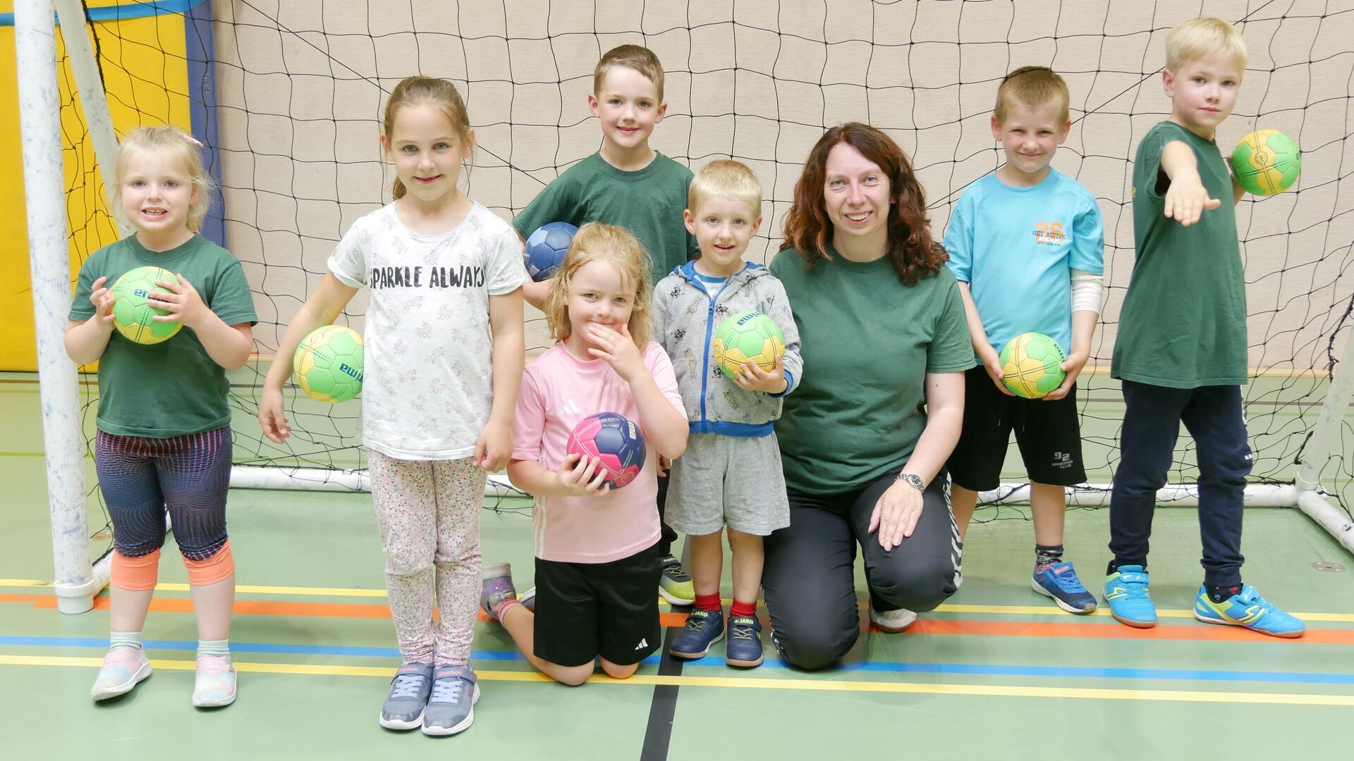 Die Handball-Minis des TuS Tarmstedt mit ihrer Trainerin Ellen Resech, die als Sportlerin des Jahres geehrt wurde.
